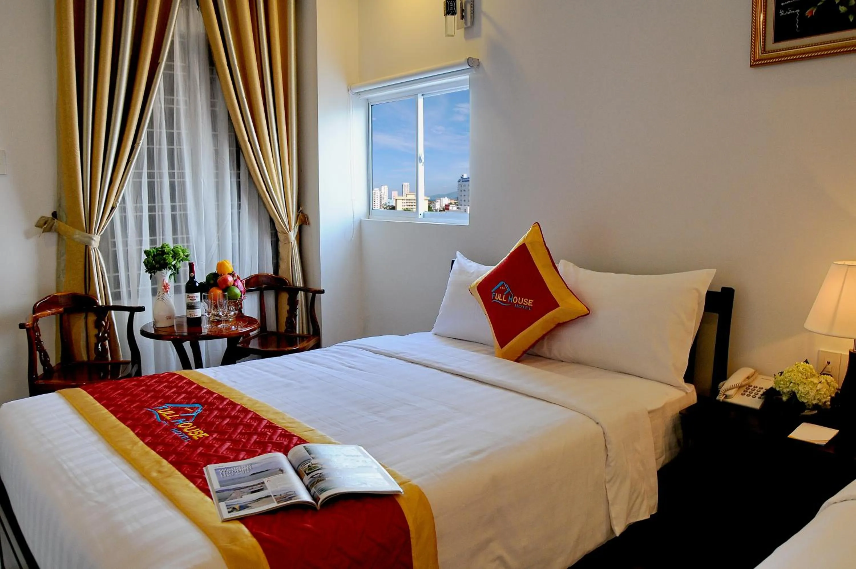 Bedroom, Bed in Full House Hotel