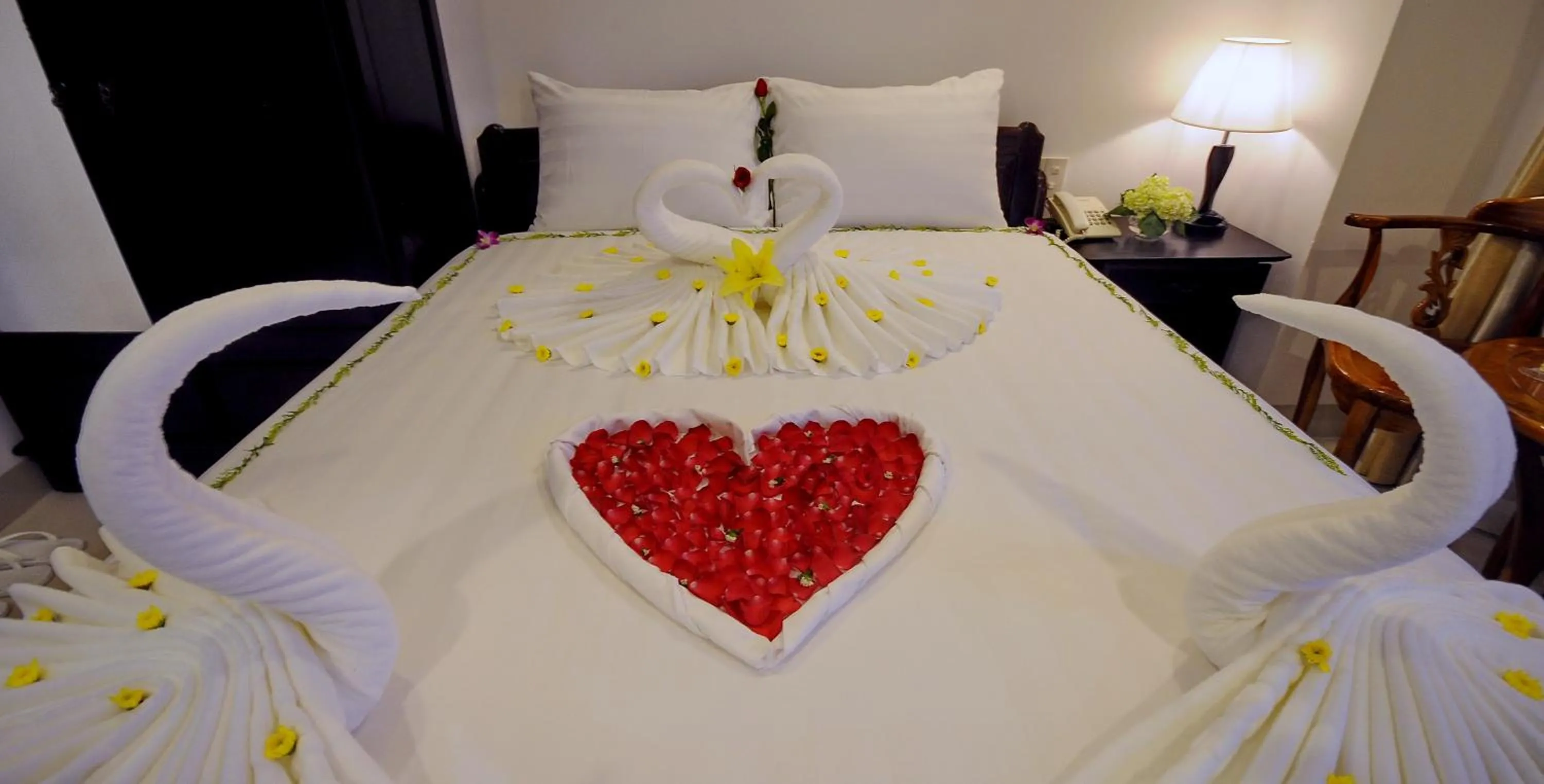 Bed in Full House Hotel