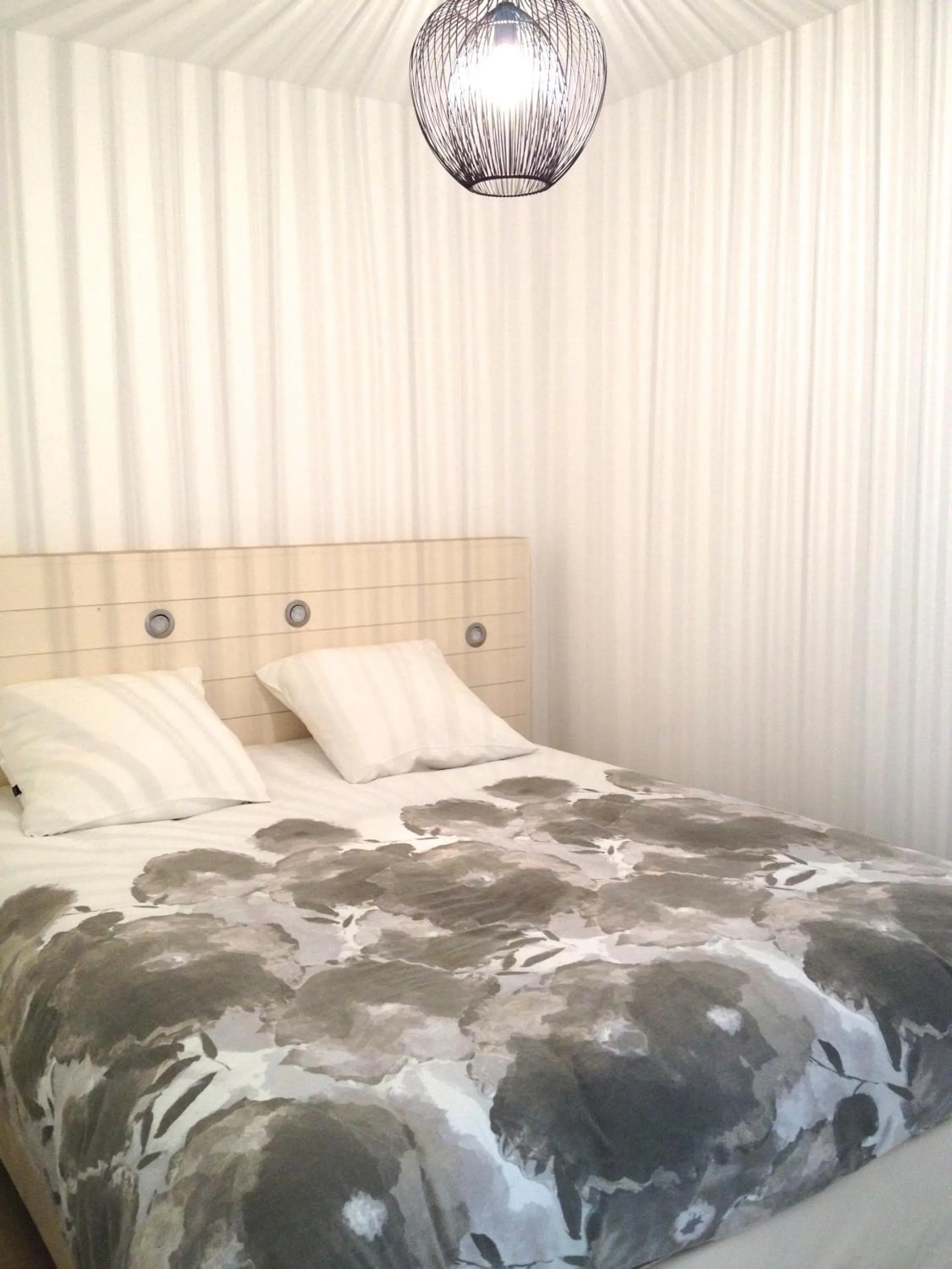 Bedroom, Bed in La Villa aux Oliviers