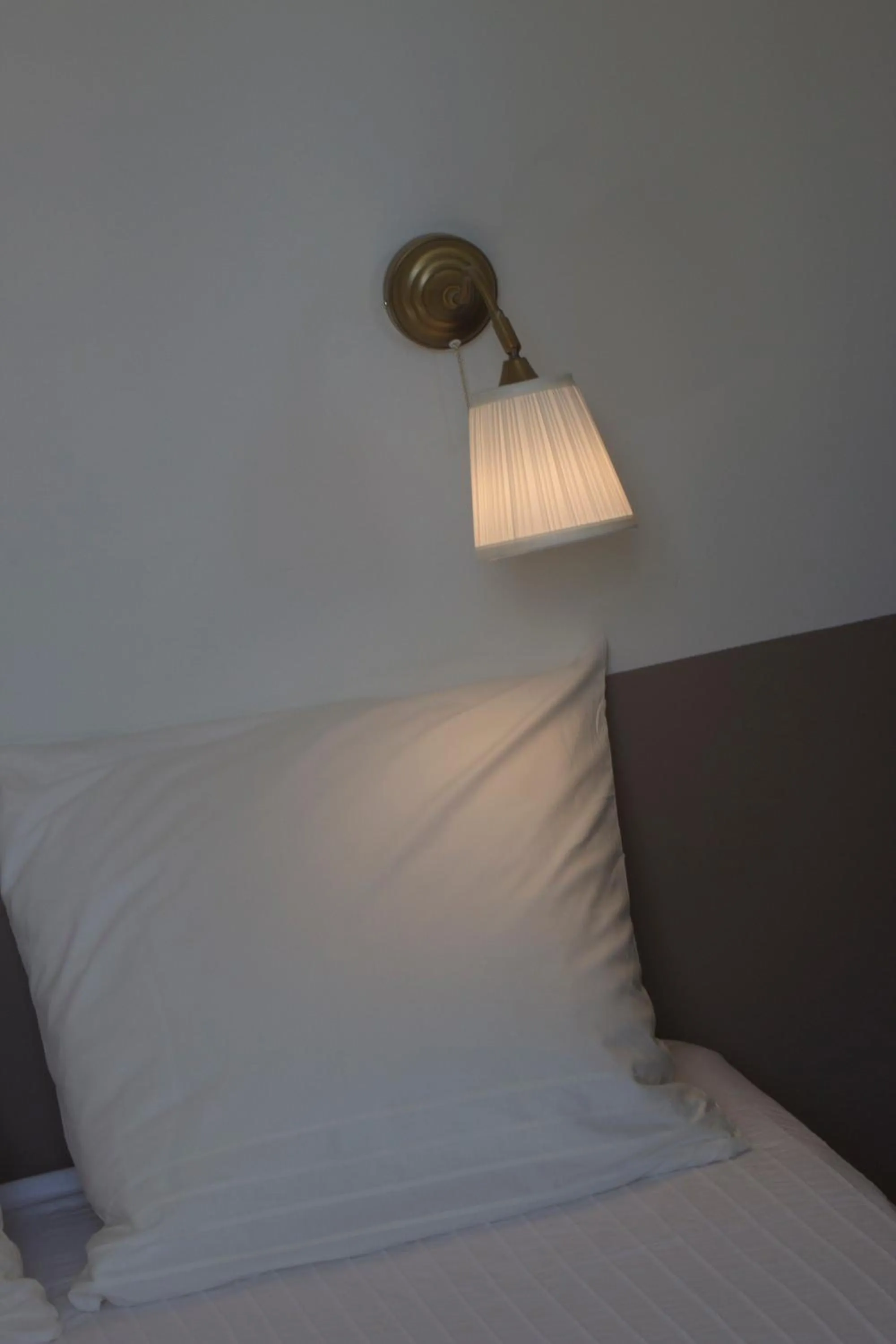 Decorative detail, Bed in Chambre d'hôtes avec cuisine commune - 5 mns de Narbonne