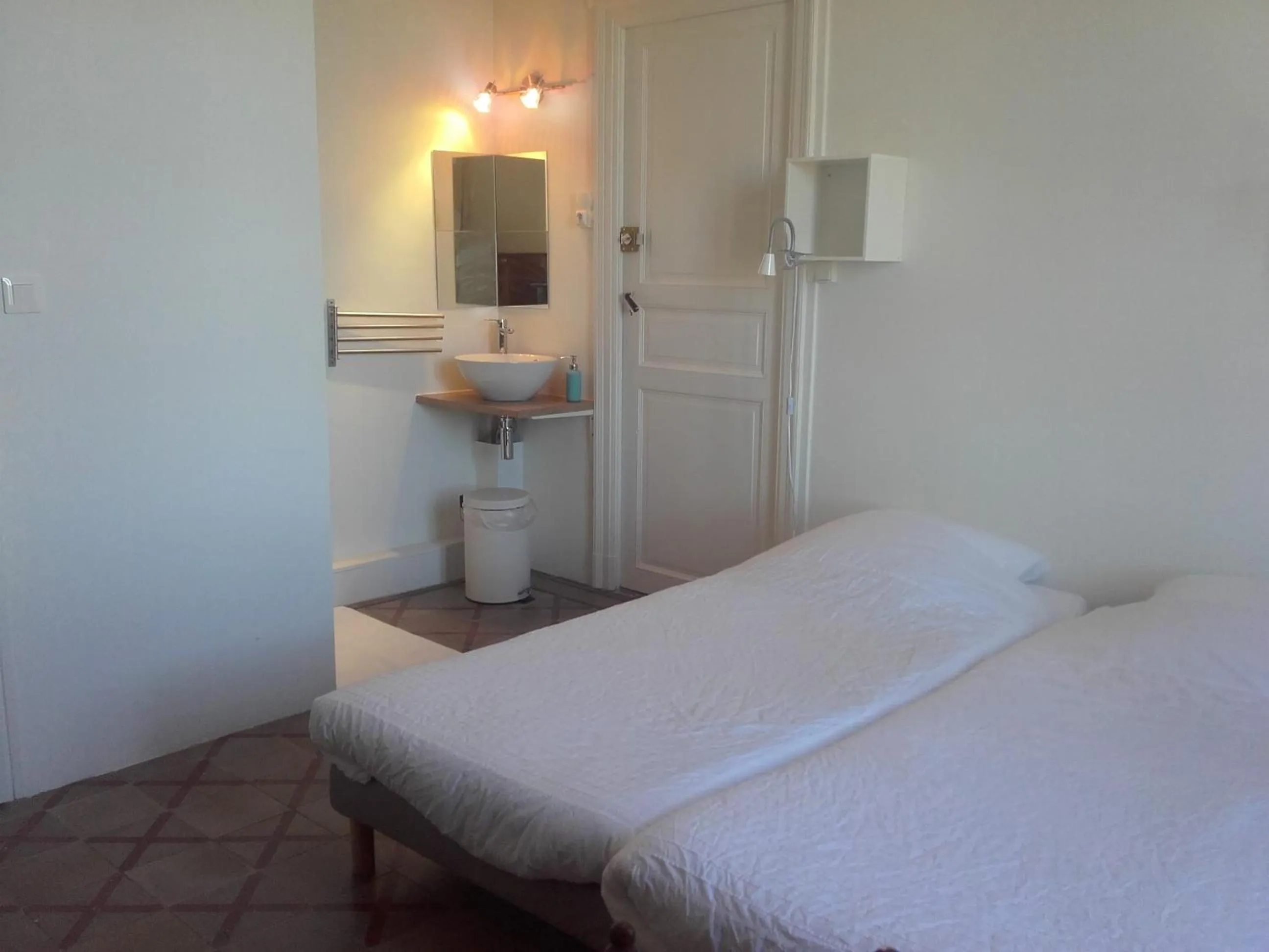 Photo of the whole room, Bed in Chambre d'hôtes avec cuisine commune - 5 mns de Narbonne