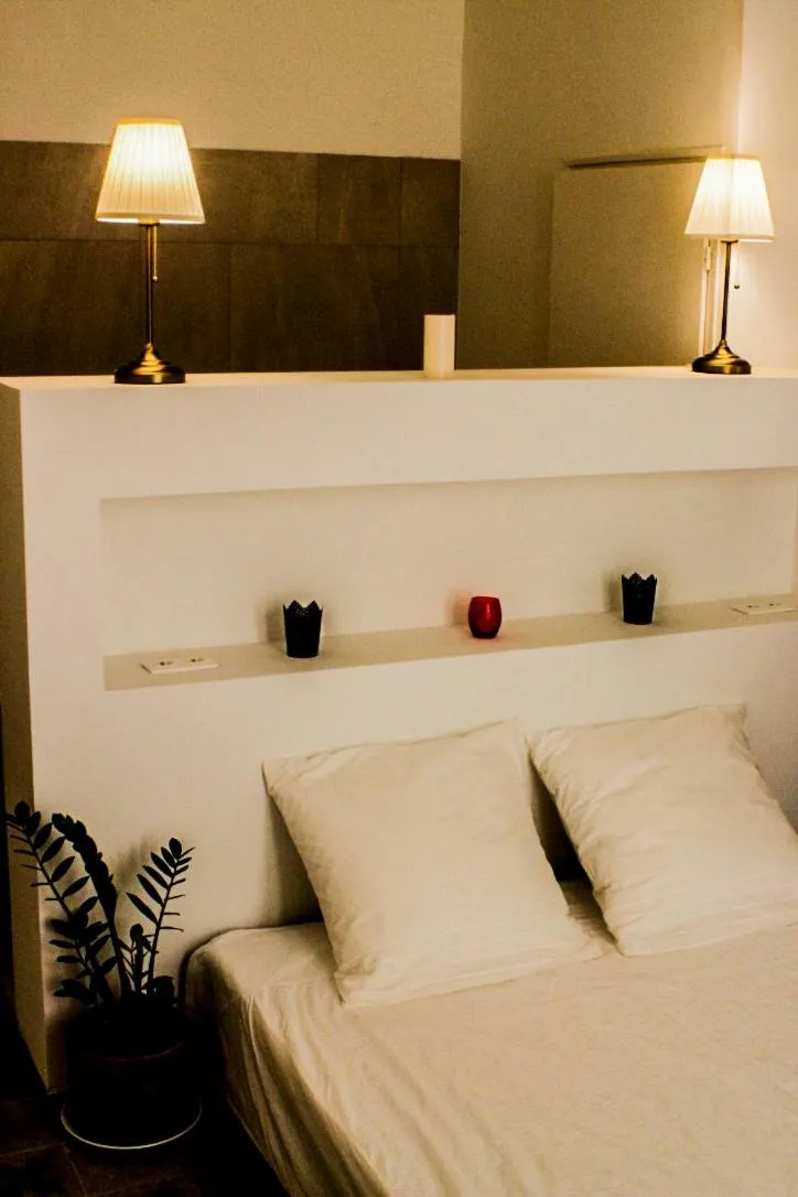 Decorative detail, Bed in Chambre d'hôtes avec cuisine commune - 5 mns de Narbonne