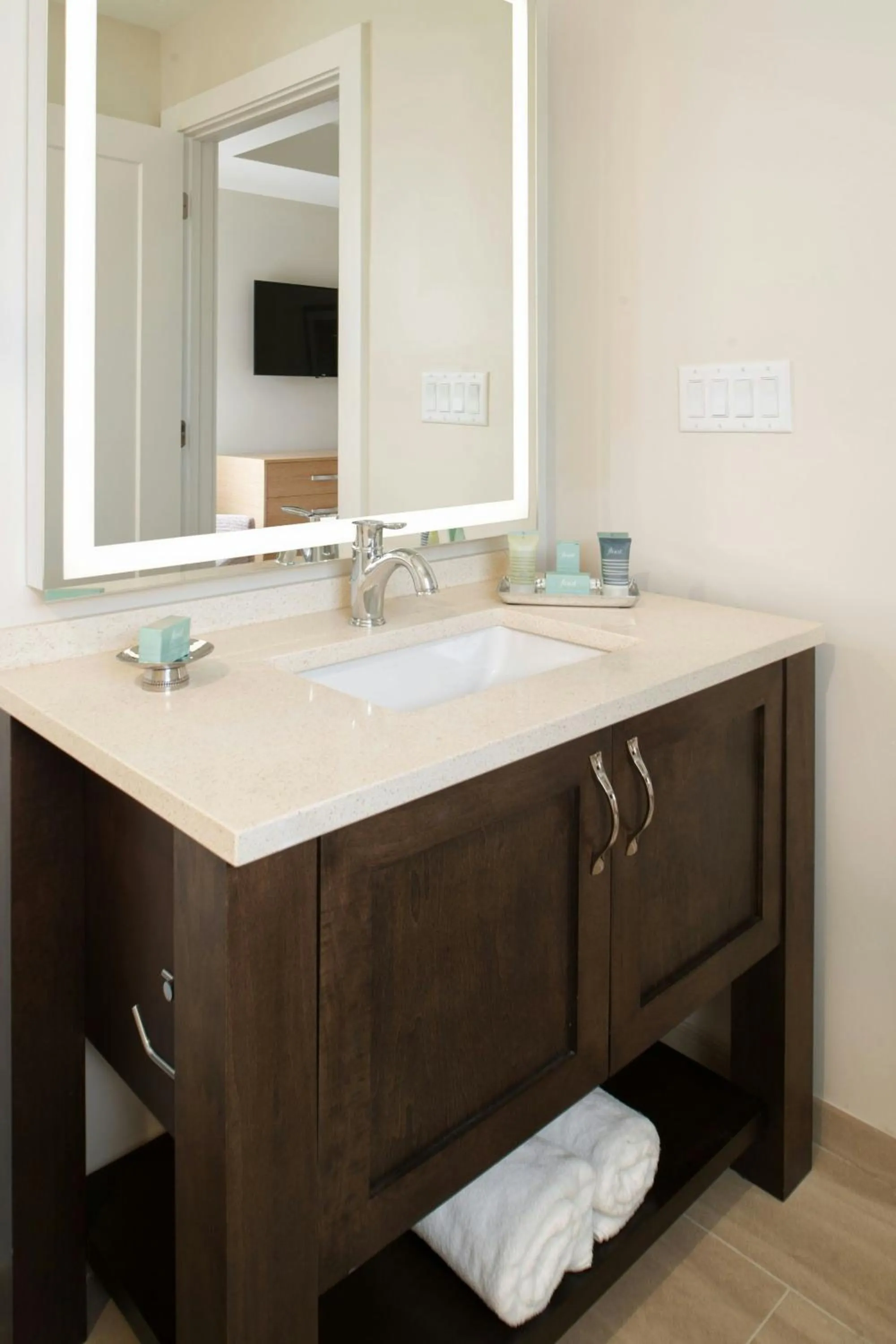 Bathroom in Waterline Villas & Marina, Autograph Collection