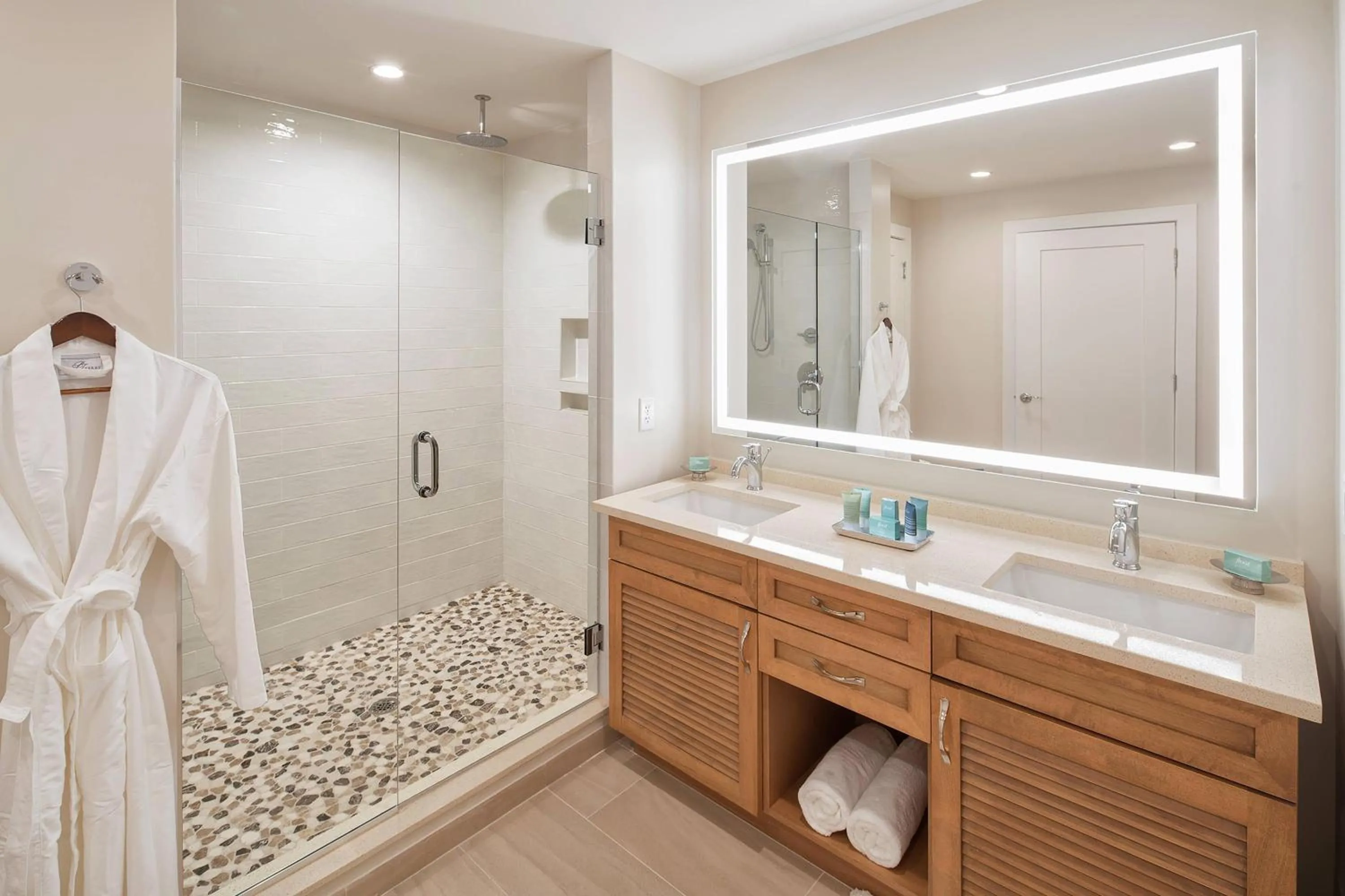 Bathroom in Waterline Villas & Marina, Autograph Collection