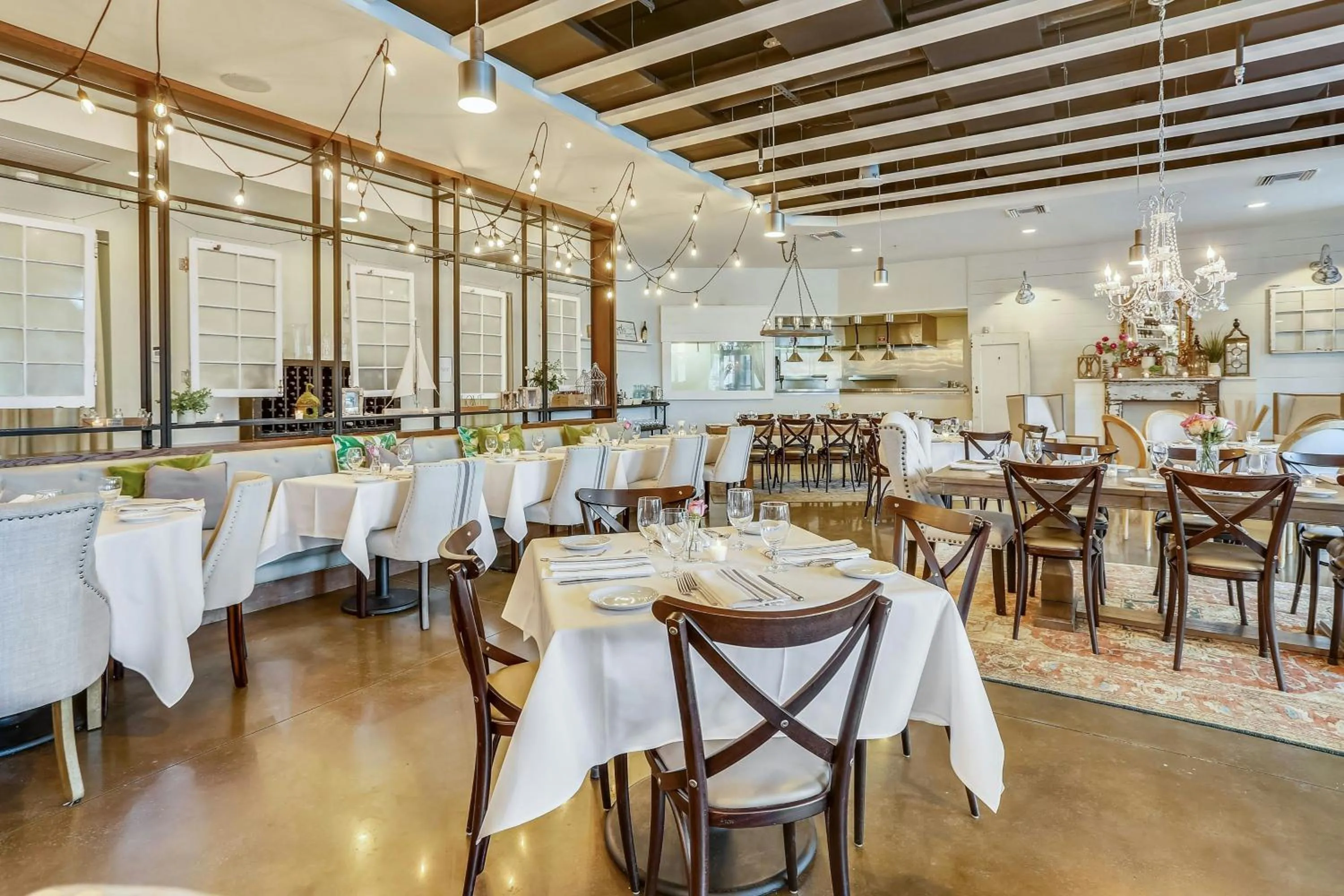 Restaurant/places to eat in Waterline Villas & Marina, Autograph Collection