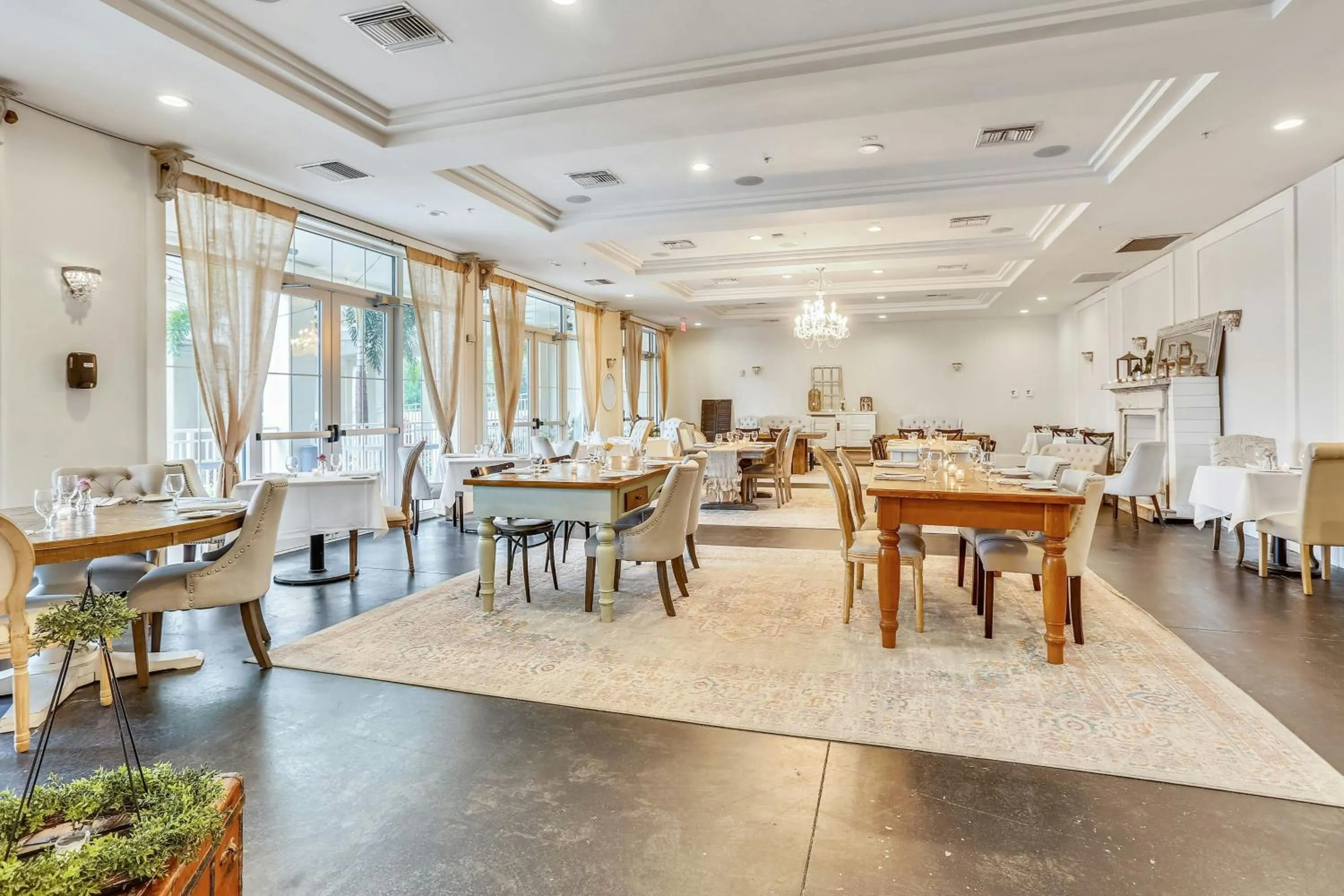 Restaurant/places to eat in Waterline Villas & Marina, Autograph Collection