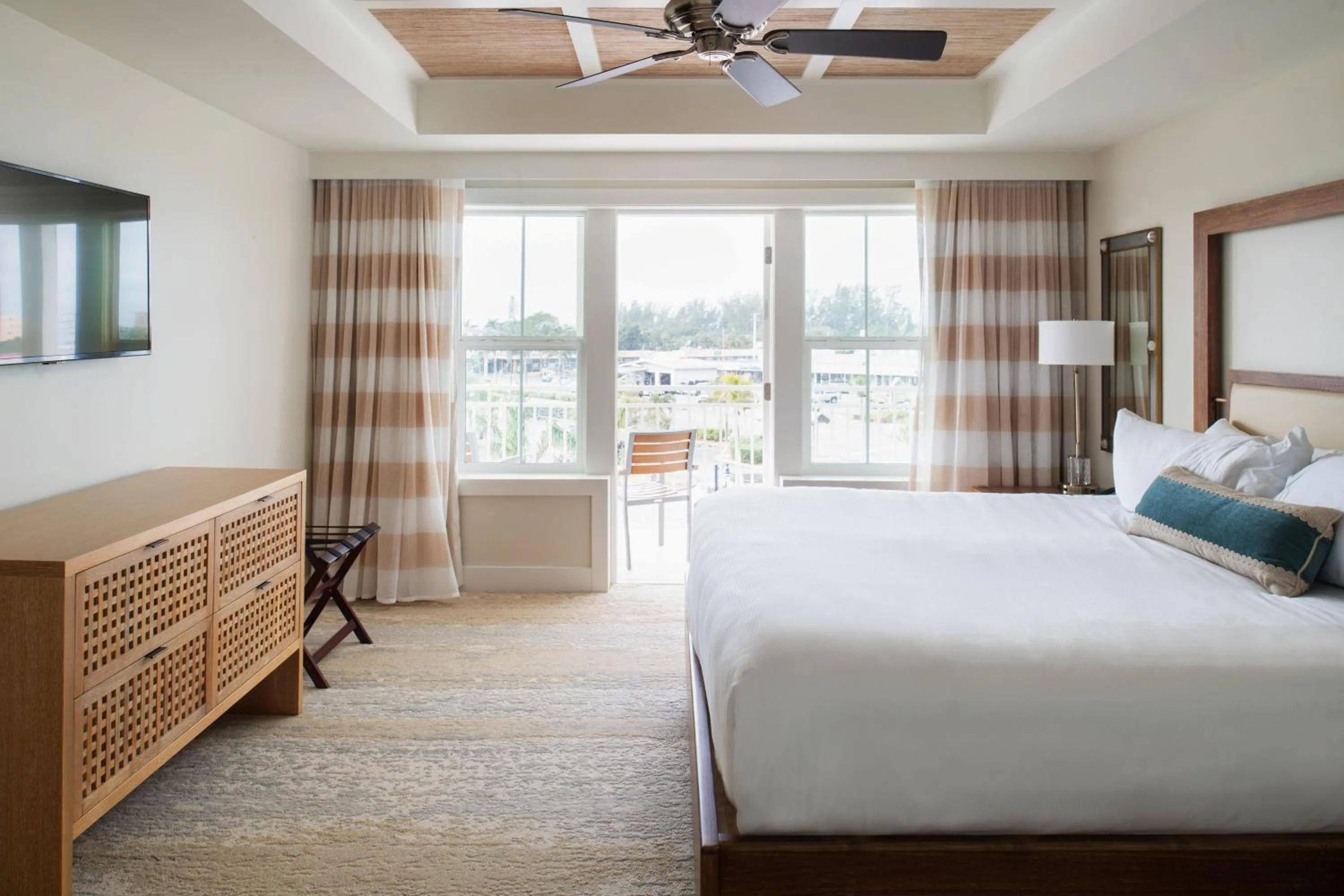 Bedroom, Bed in Waterline Villas & Marina, Autograph Collection