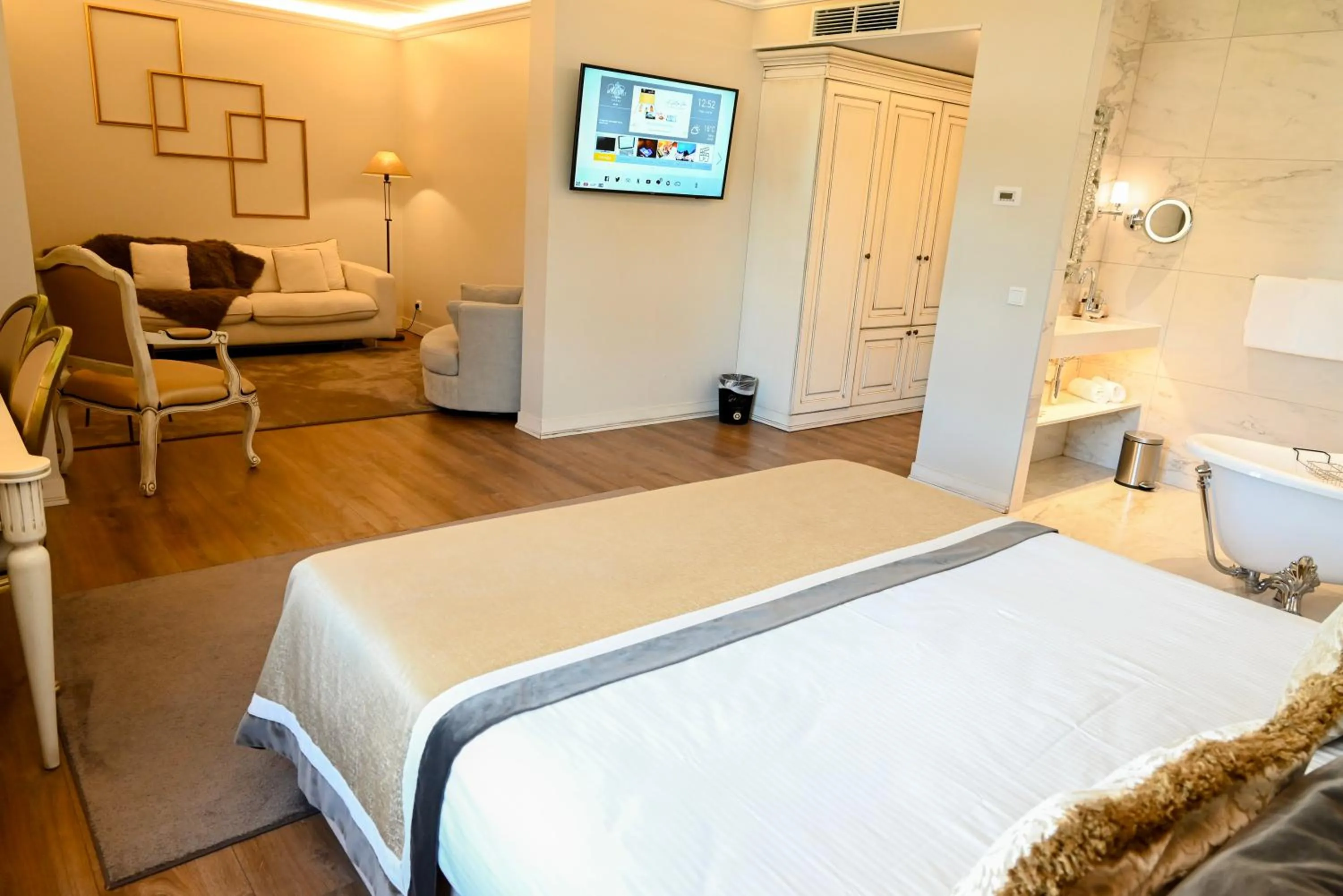 Photo of the whole room, Bed in Chateau d'Urspelt