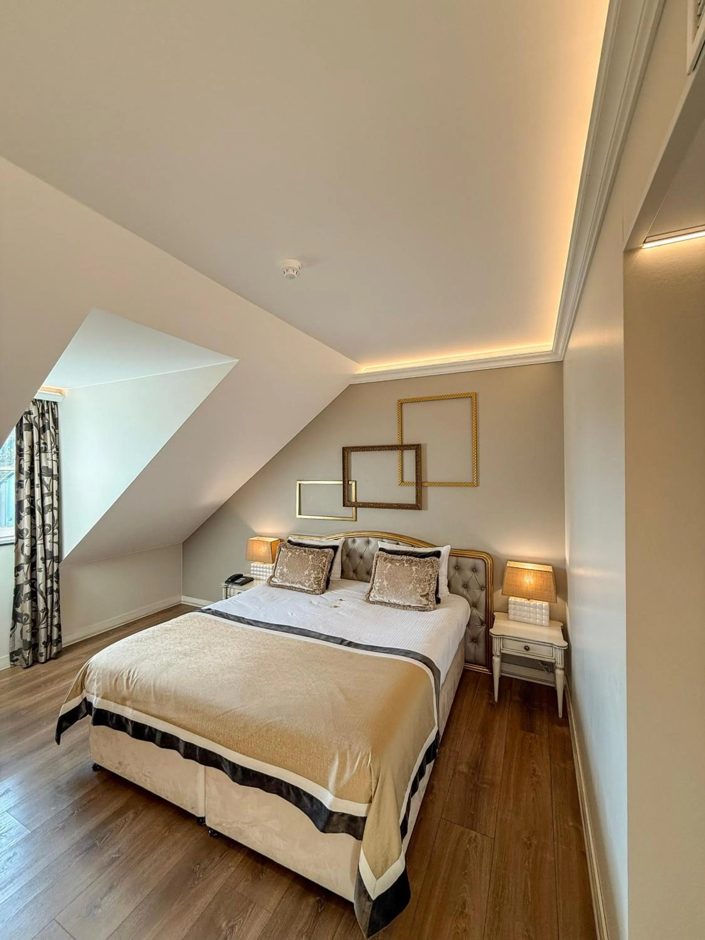 Bedroom, Bed in Chateau d'Urspelt