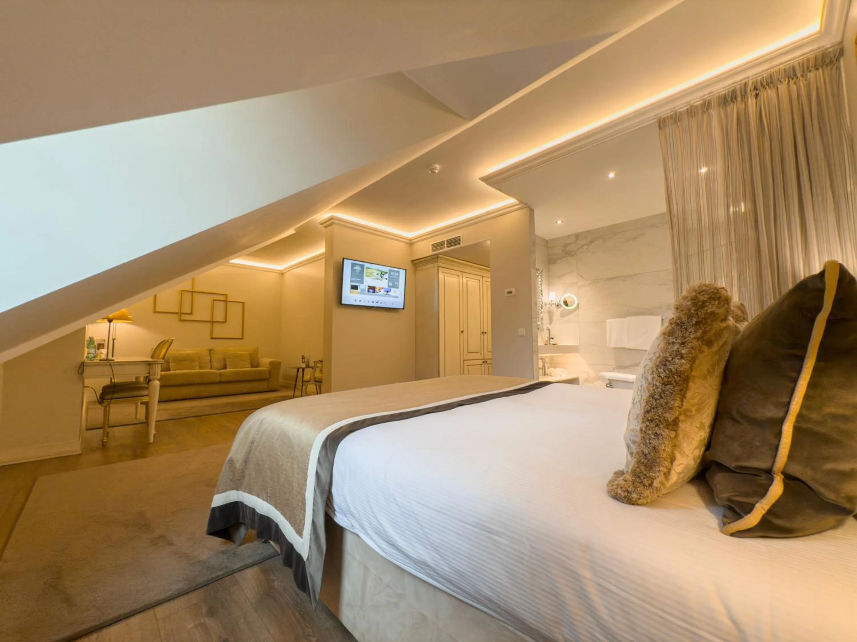 Bedroom, Bed in Chateau d'Urspelt