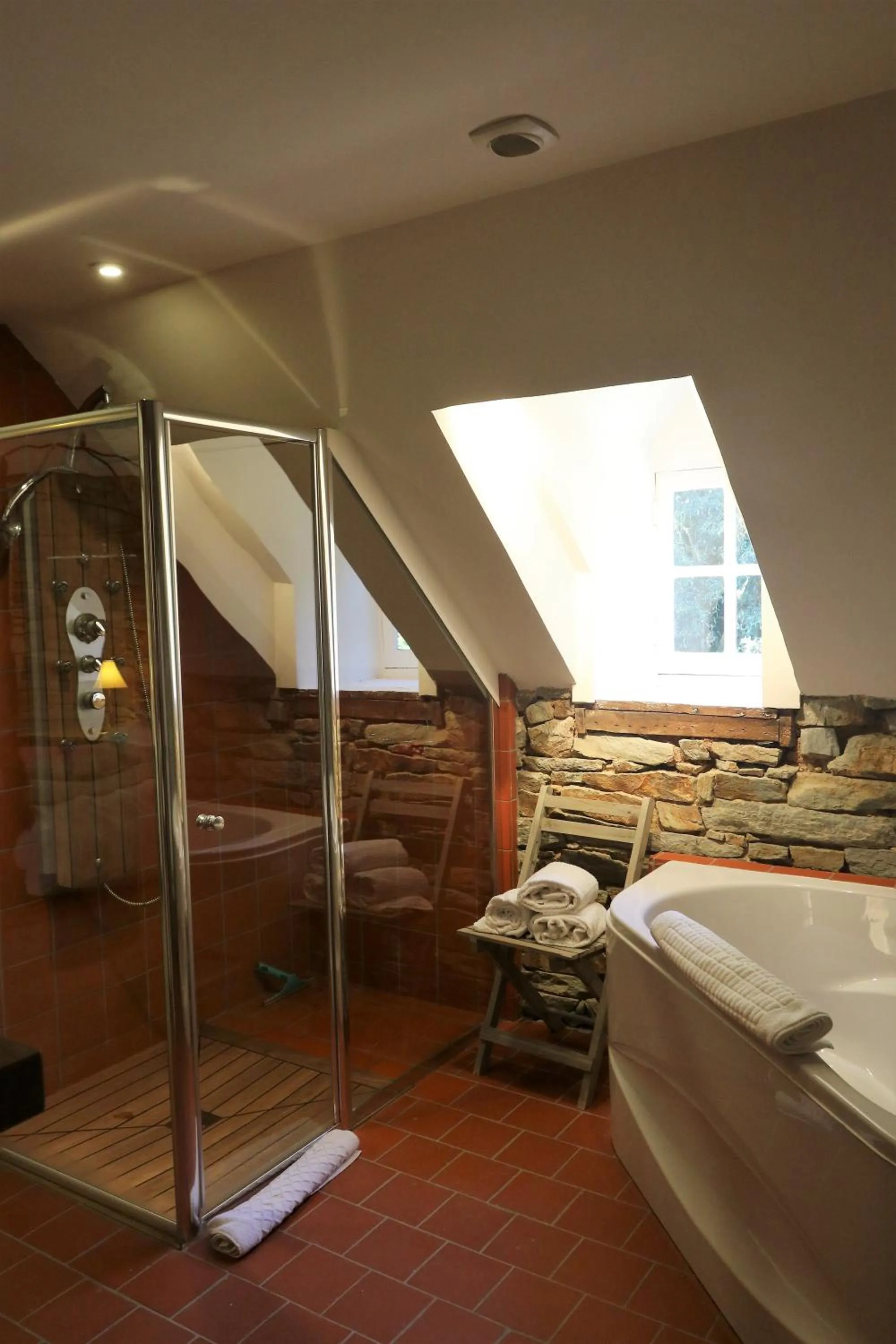 Bathroom, Bed in Cottage du Manoir de Trégaray