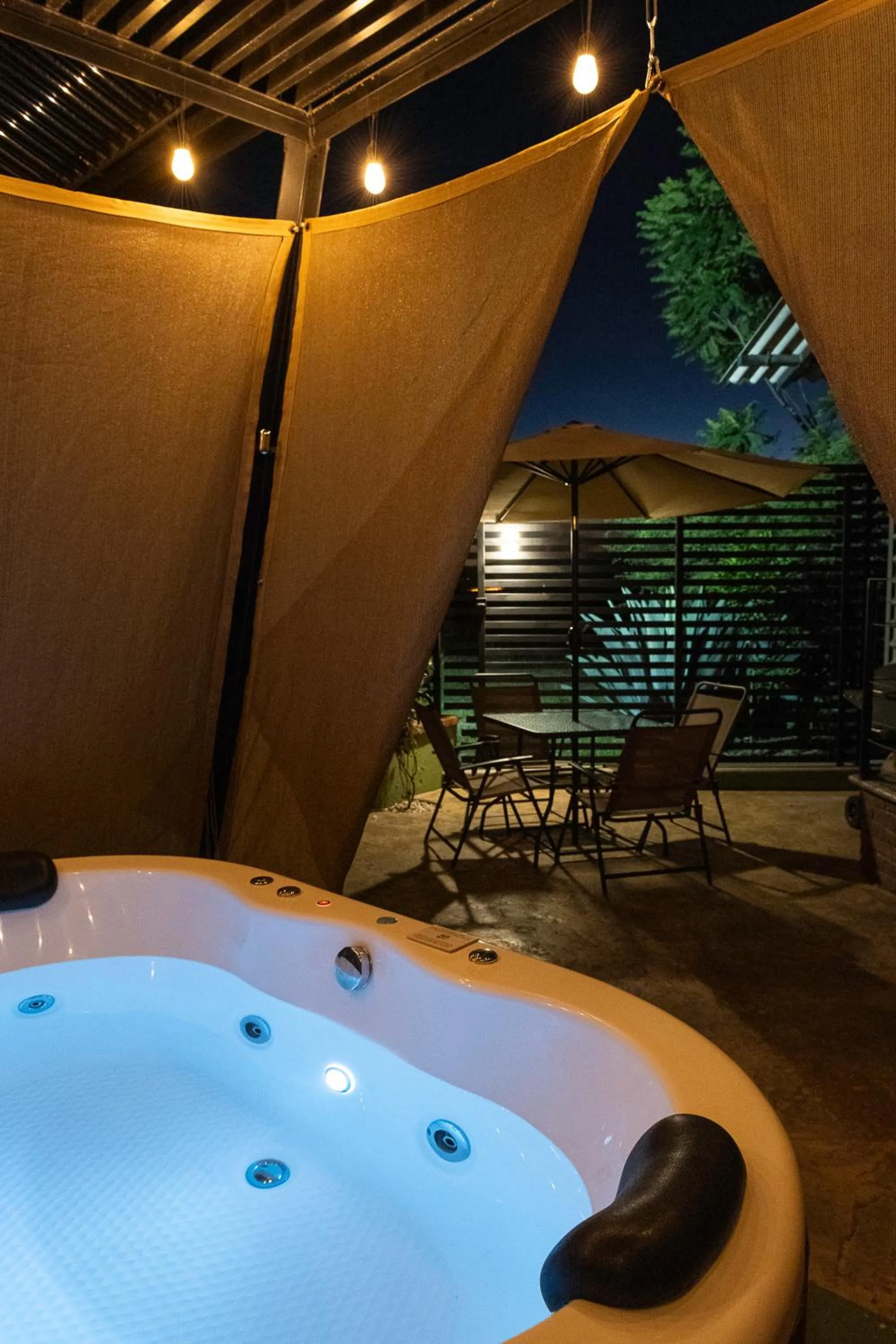 Hot Tub in Mesa Verde by Rotamundos