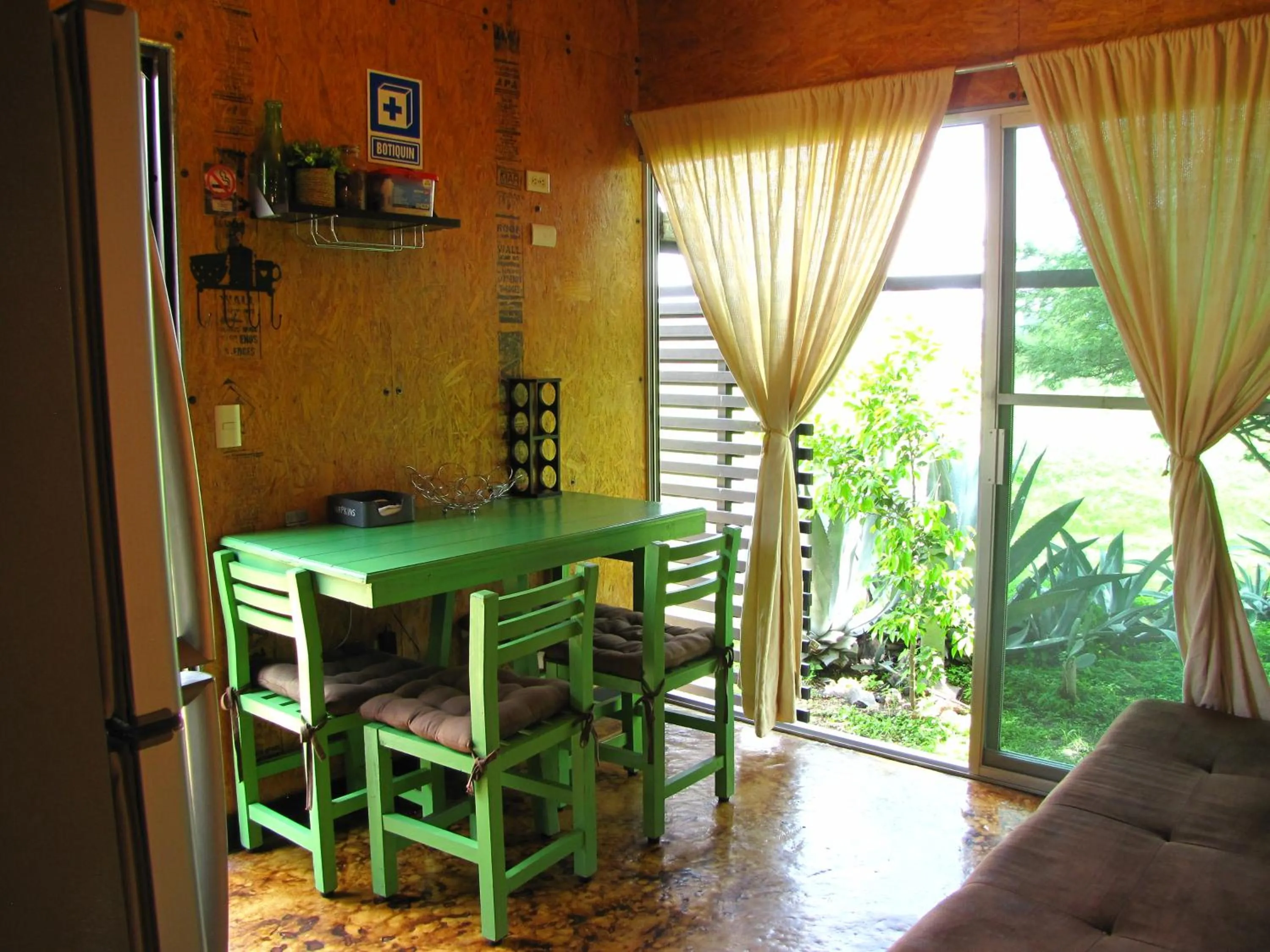 Dining area in Mesa Verde by Rotamundos
