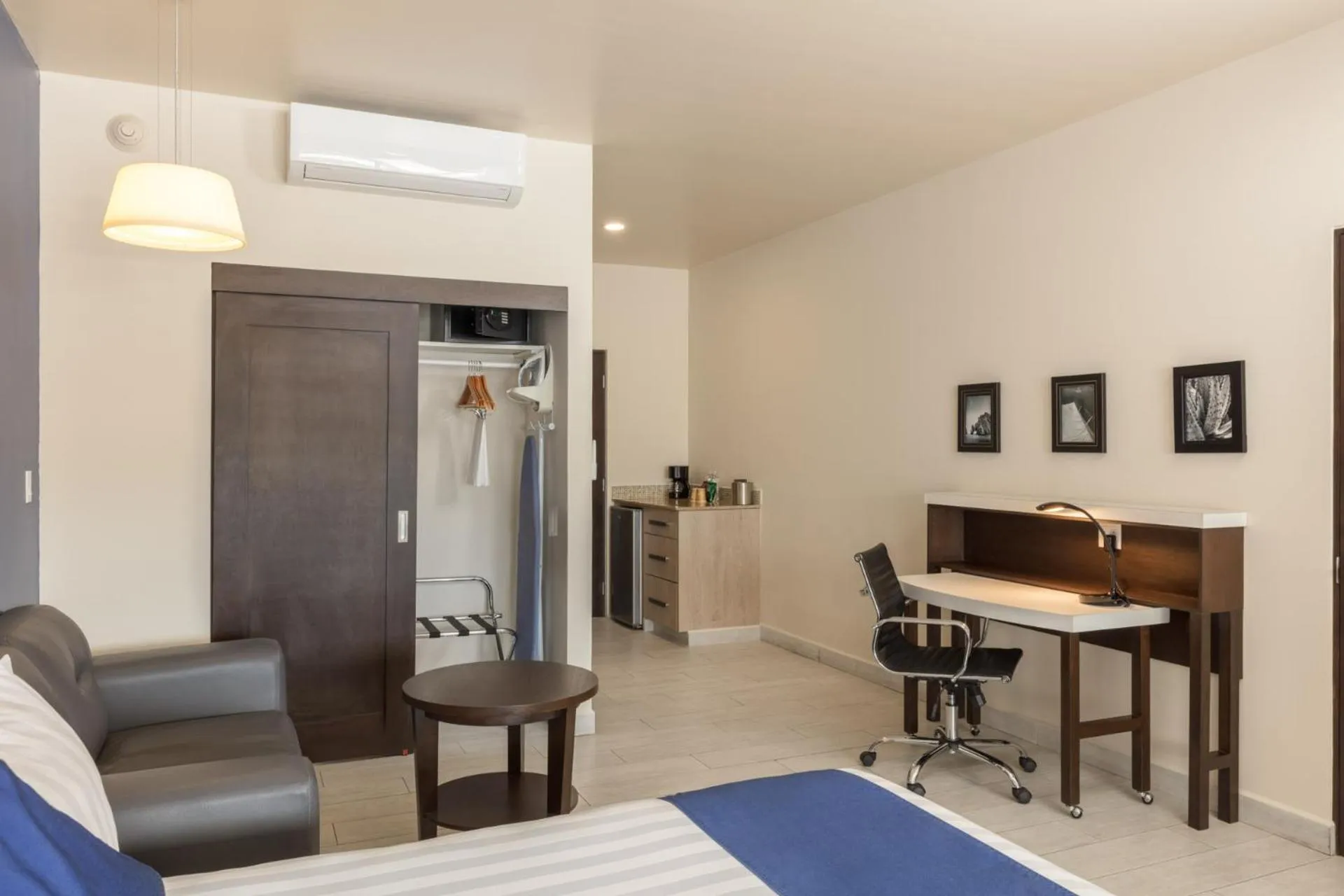 Seating area, Bed in Medano Hotel and Spa