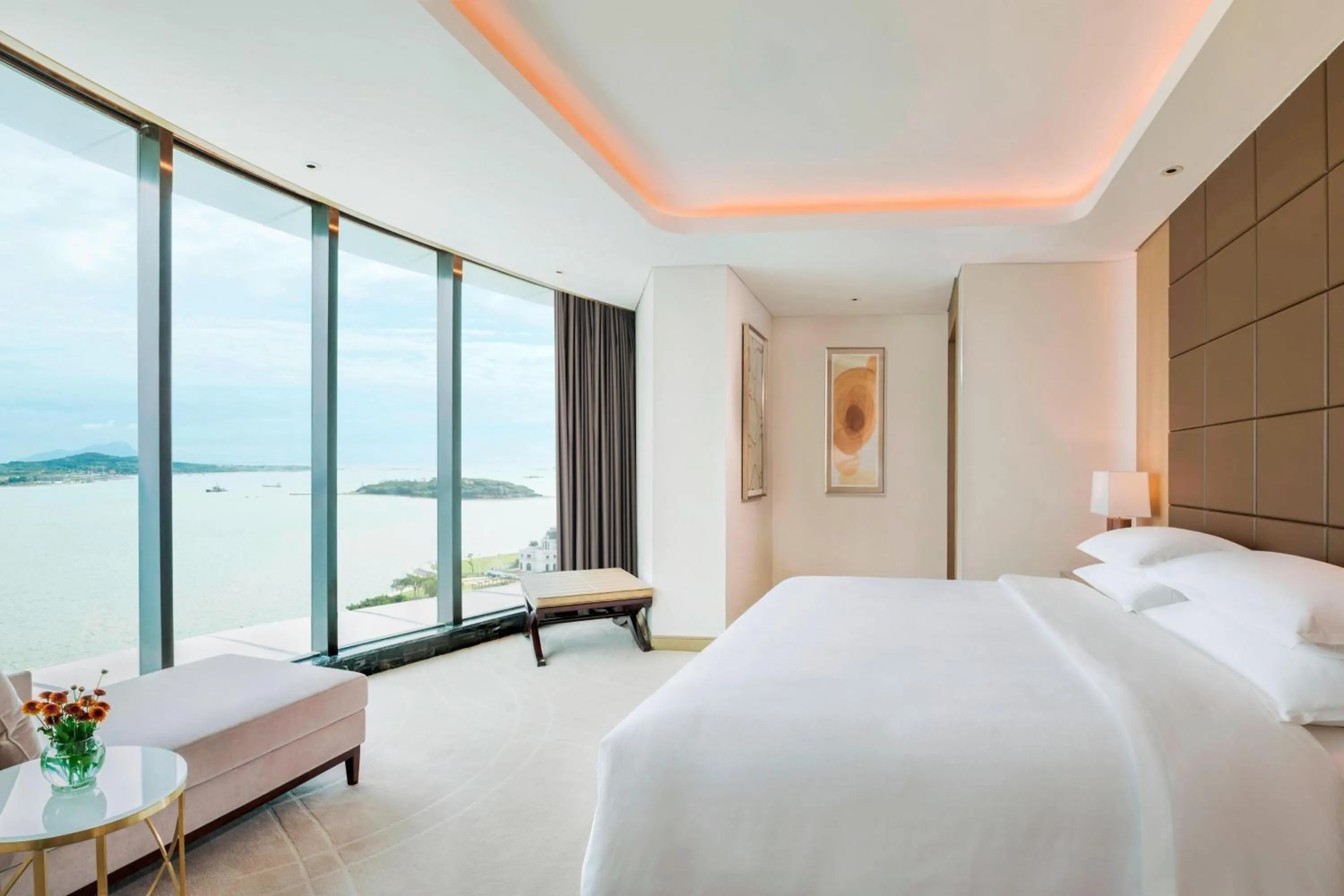 Bedroom, Bed in Sheraton Qingdao West Coast