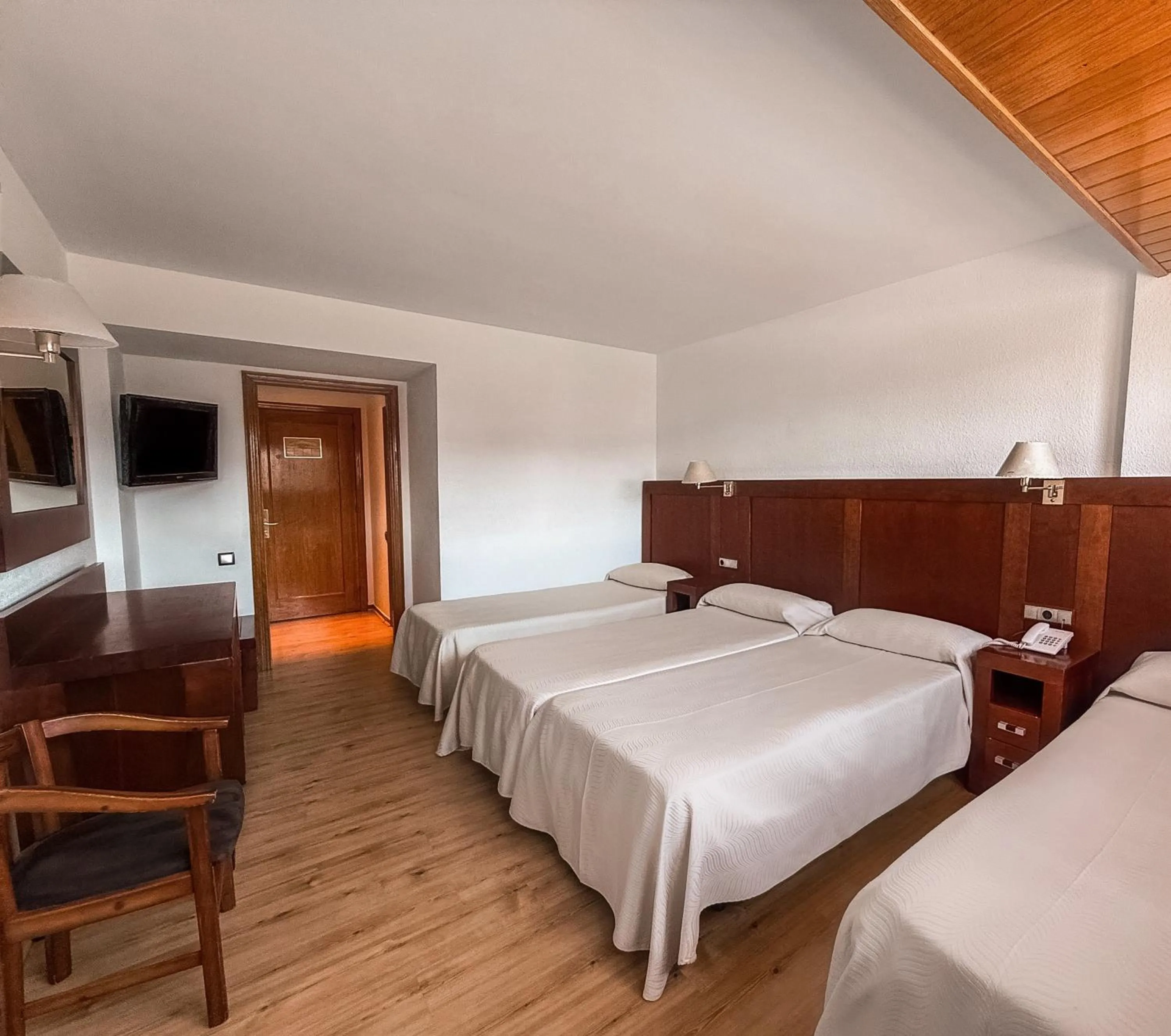 Bedroom, Bed in Puigcerda Park Hotel