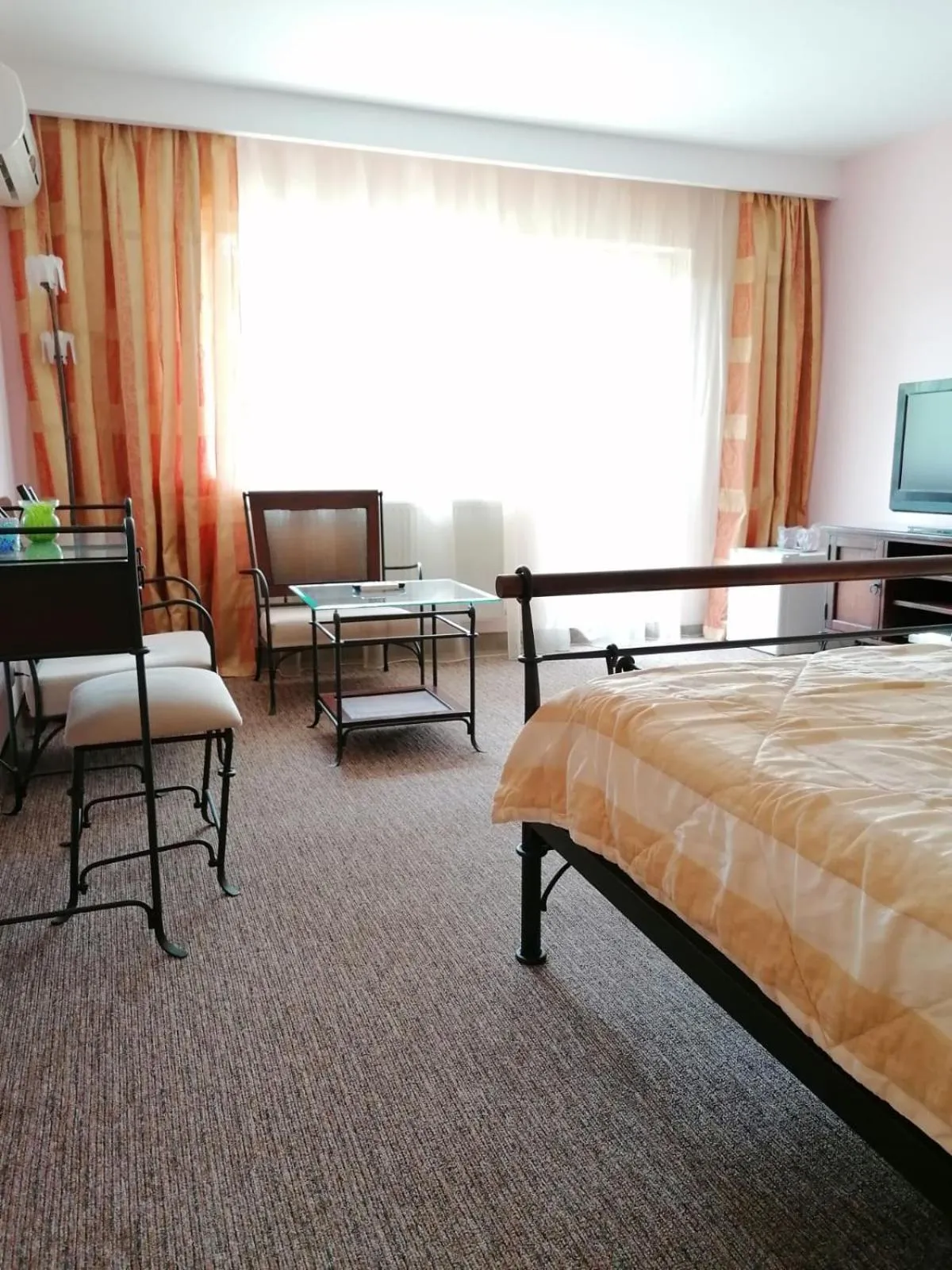 TV and multimedia, Bed in Hotel Monteoru