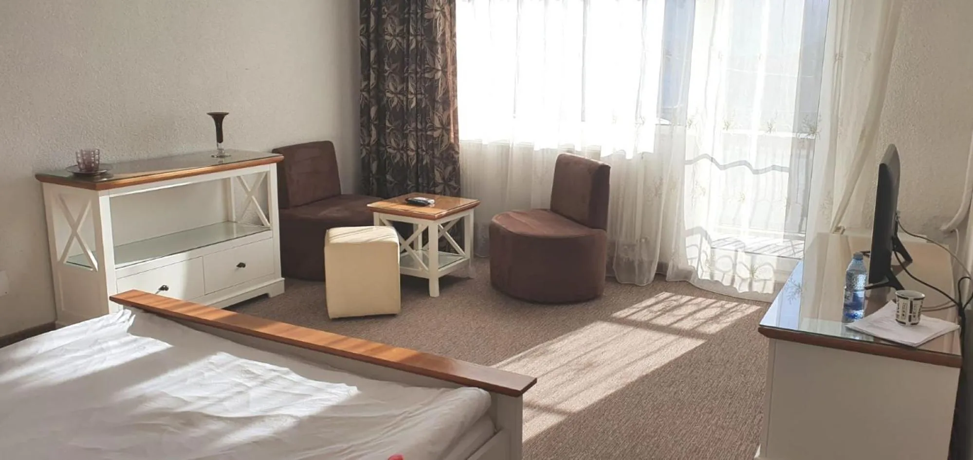 Seating area, Bed in Hotel Monteoru