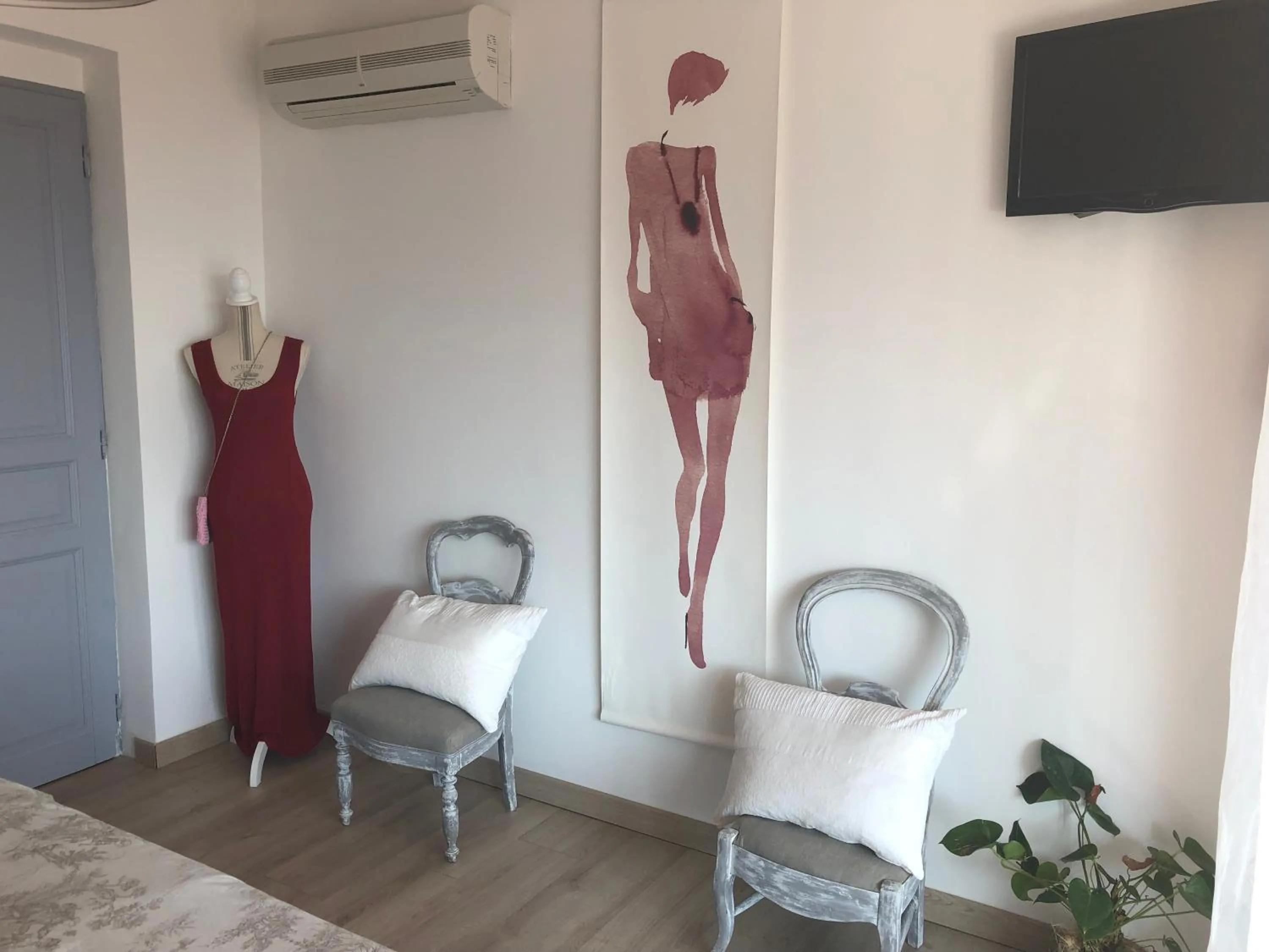 Photo of the whole room in Chez Marc et Jeannick