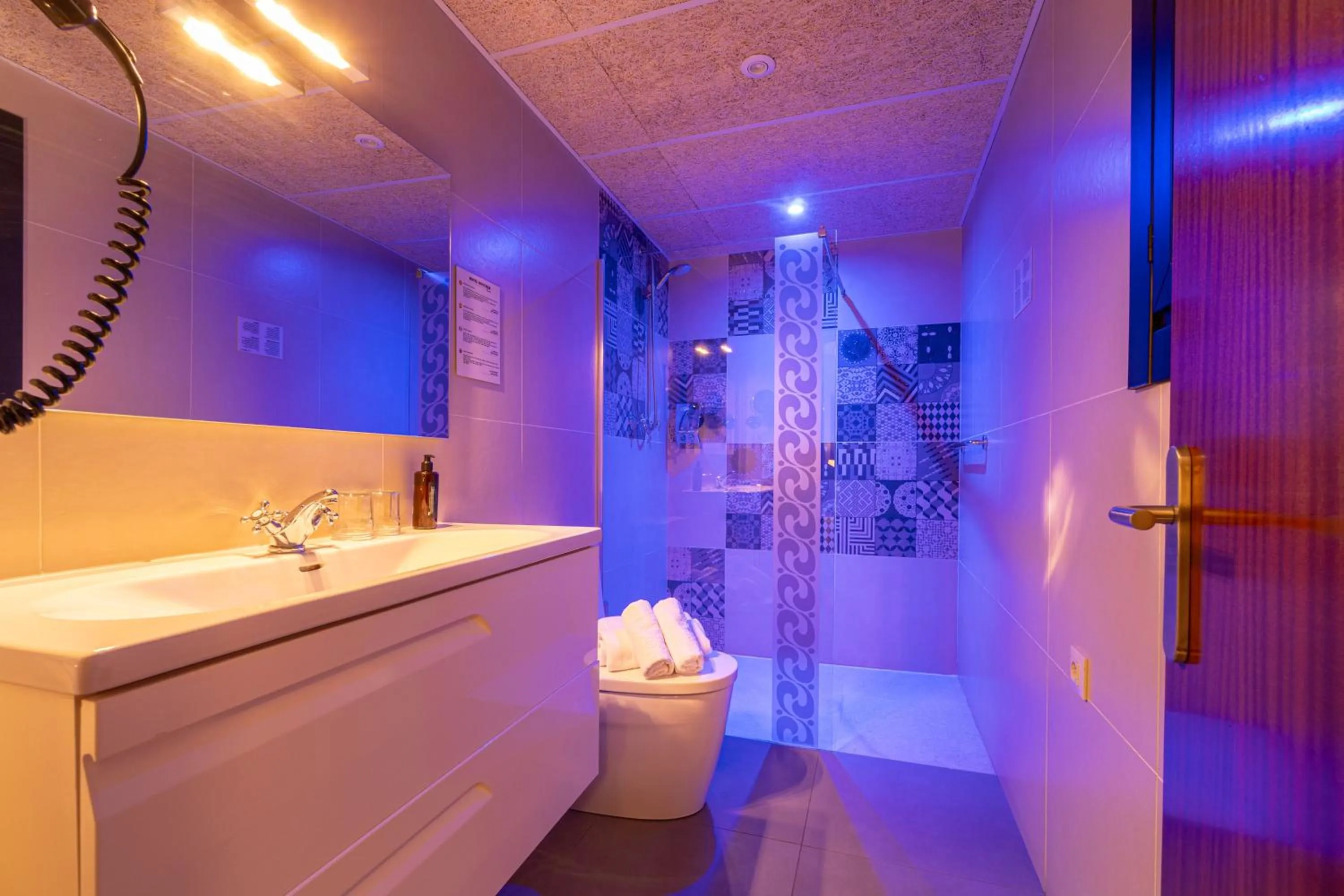 Shower in Hotel Montmar