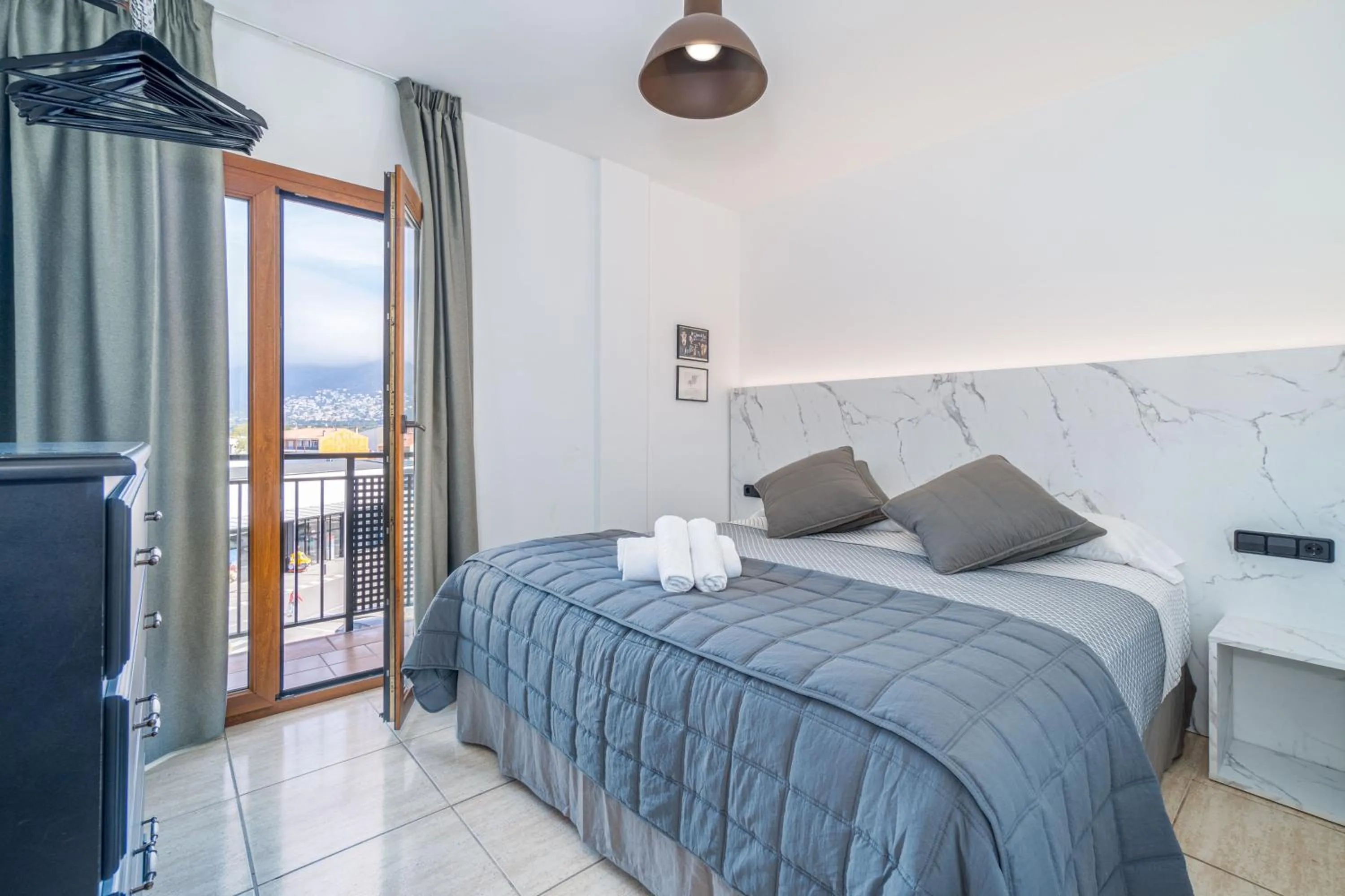 Balcony/Terrace, Bed in Hotel Montmar