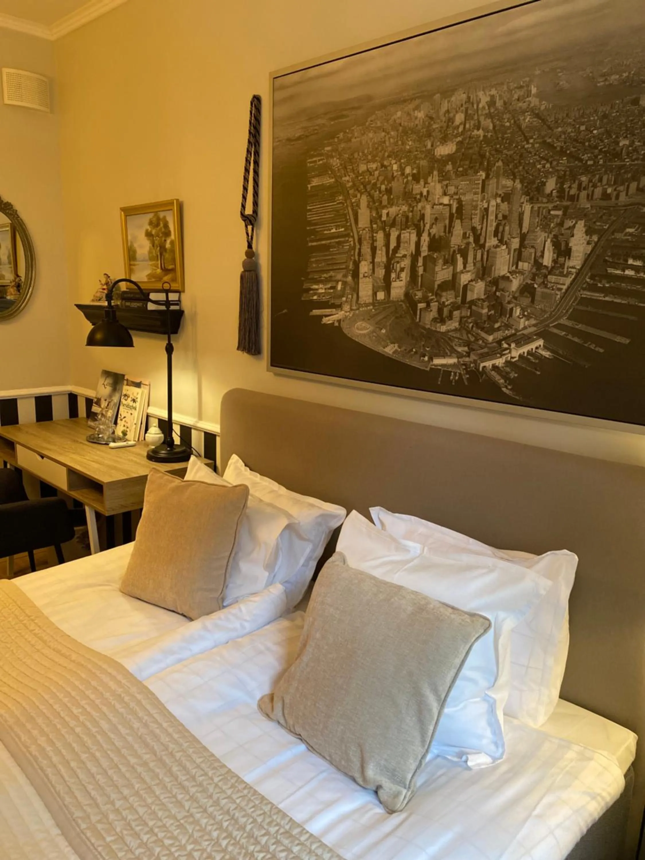 Bedroom, Bed in Strand Hotel