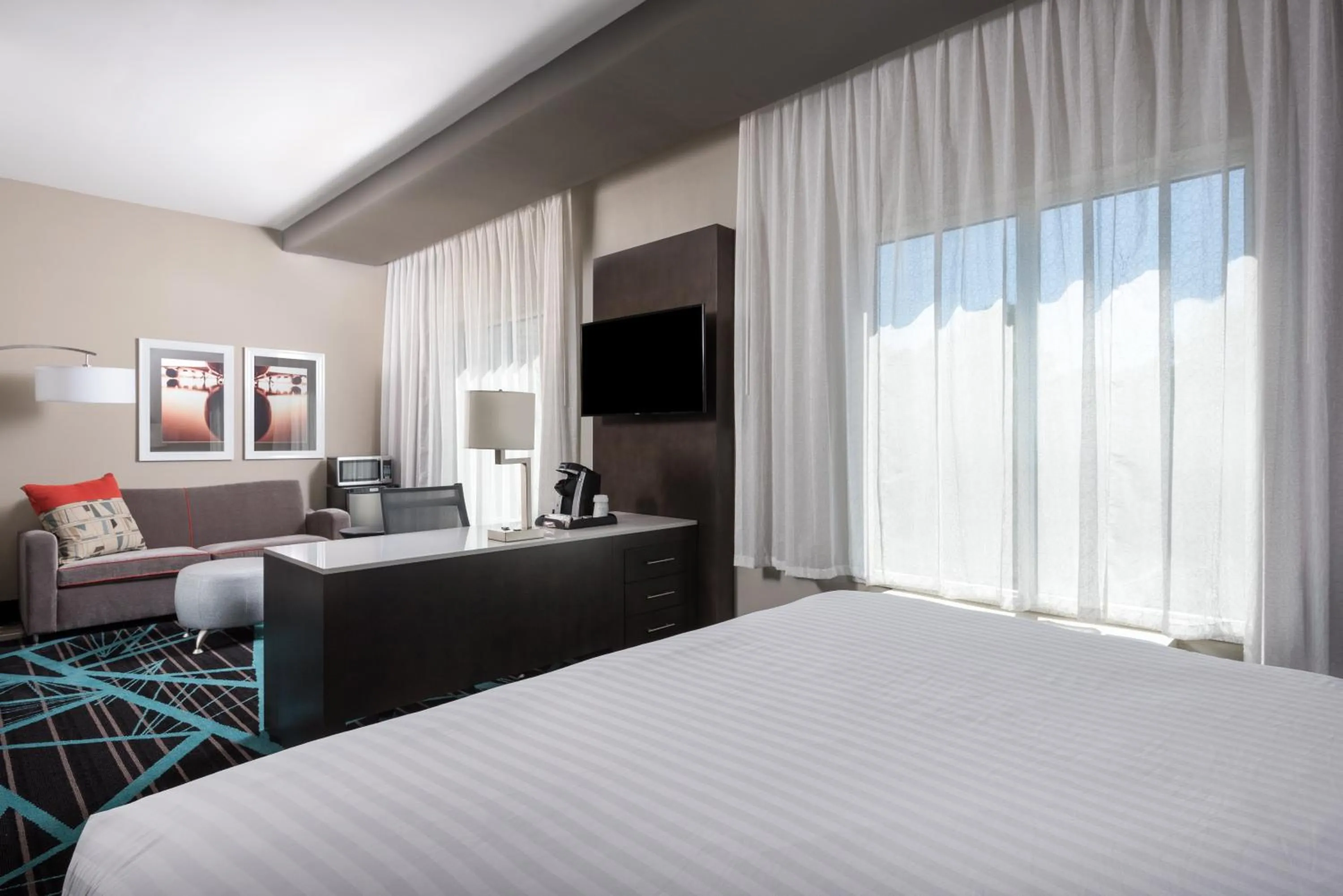 Photo of the whole room, Bed in Holiday Inn Express & Suites - Charlotte Airport by IHG