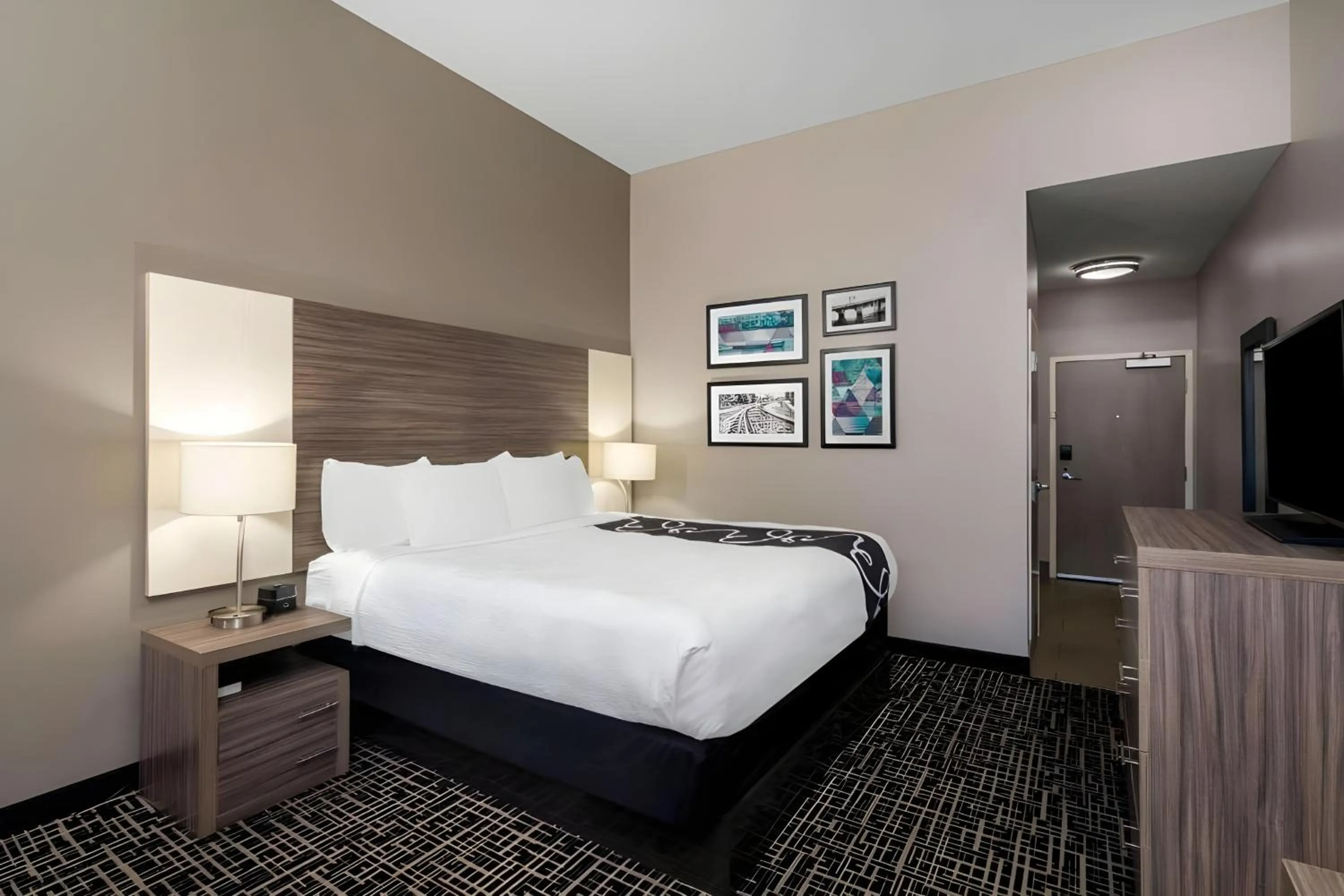 Bedroom, Bed in La Quinta by Wyndham Forsyth