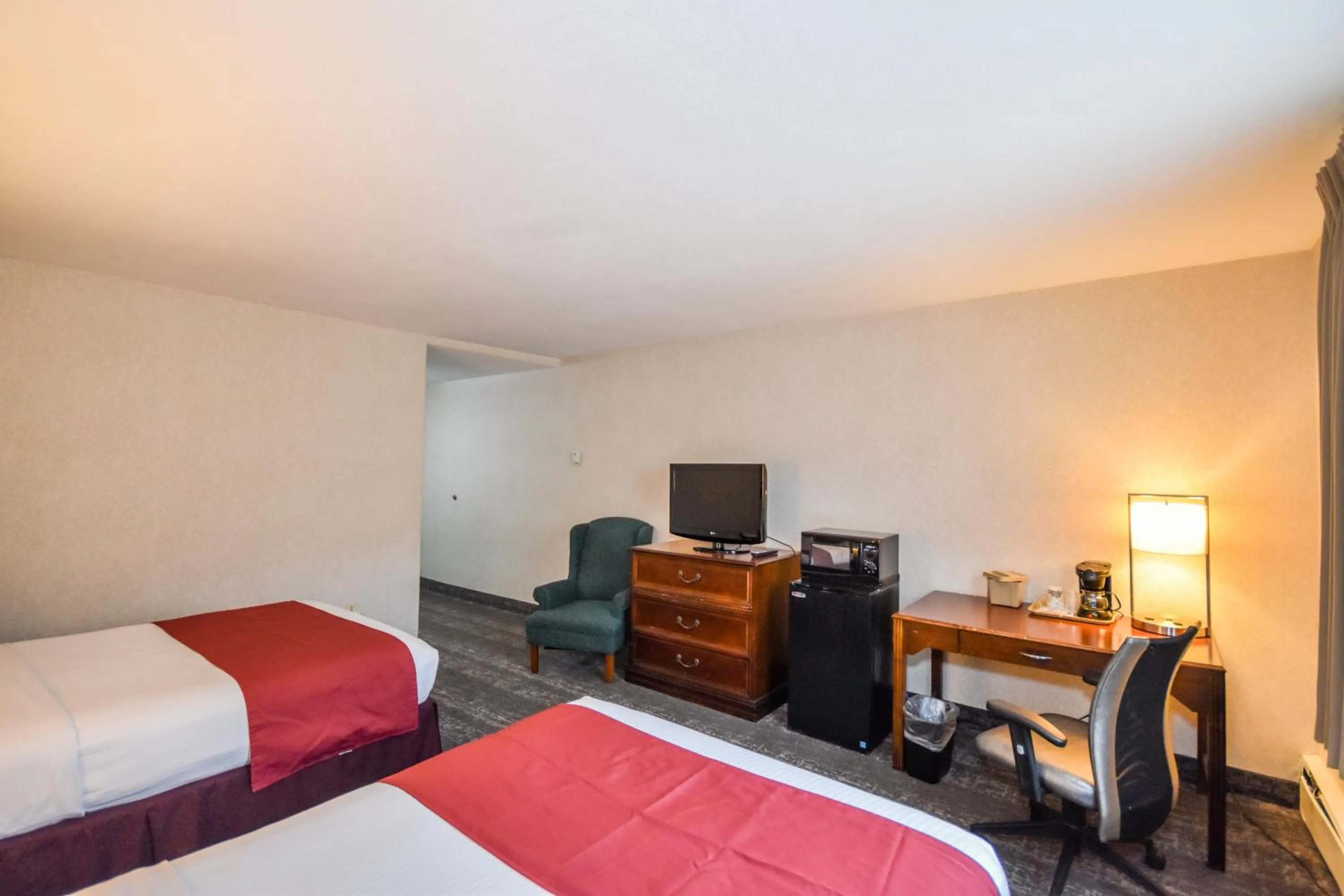 Seating area, Bed in Charles River Inn