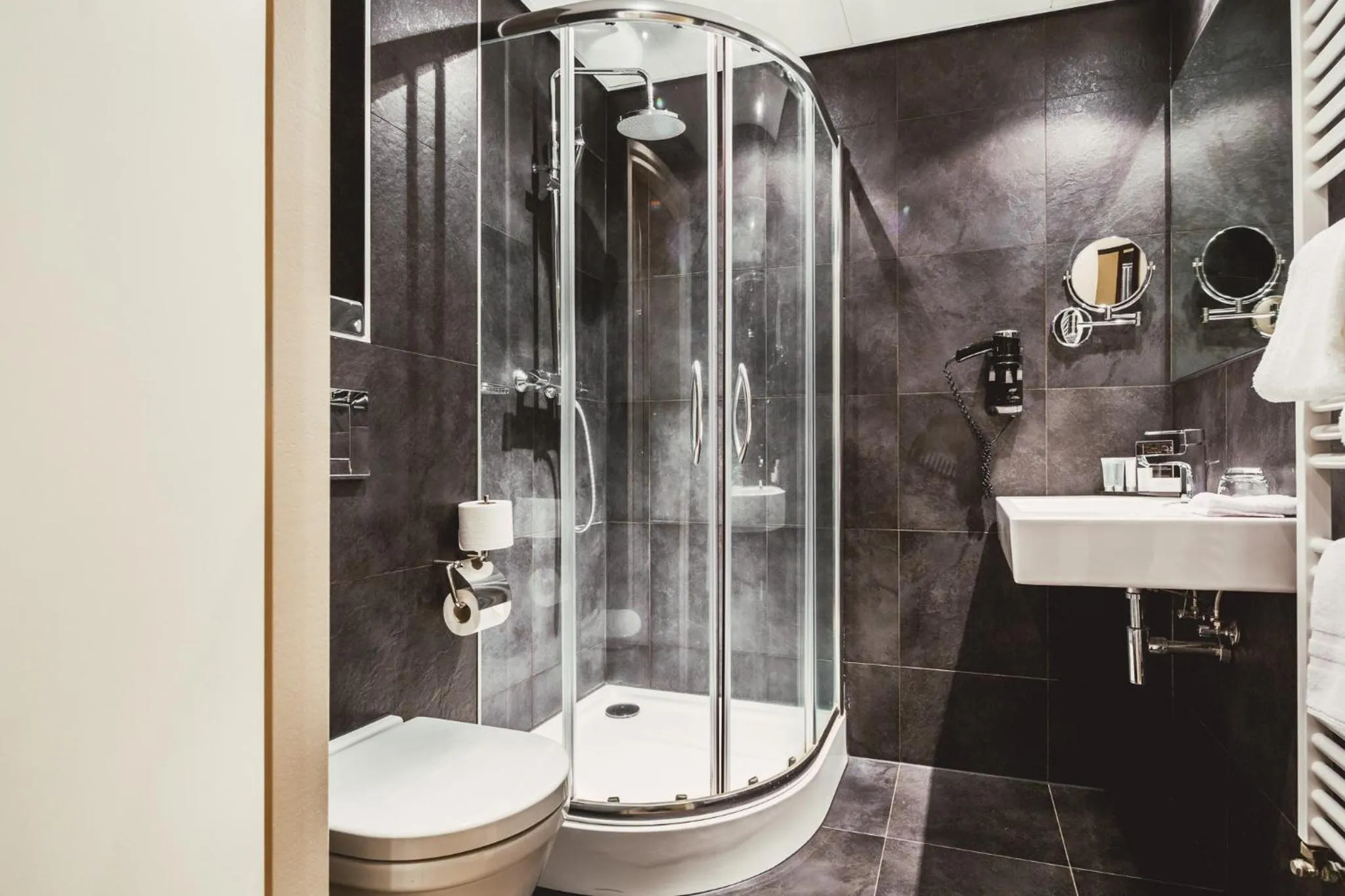 Shower in Post-Plaza Hotel & Grand Café