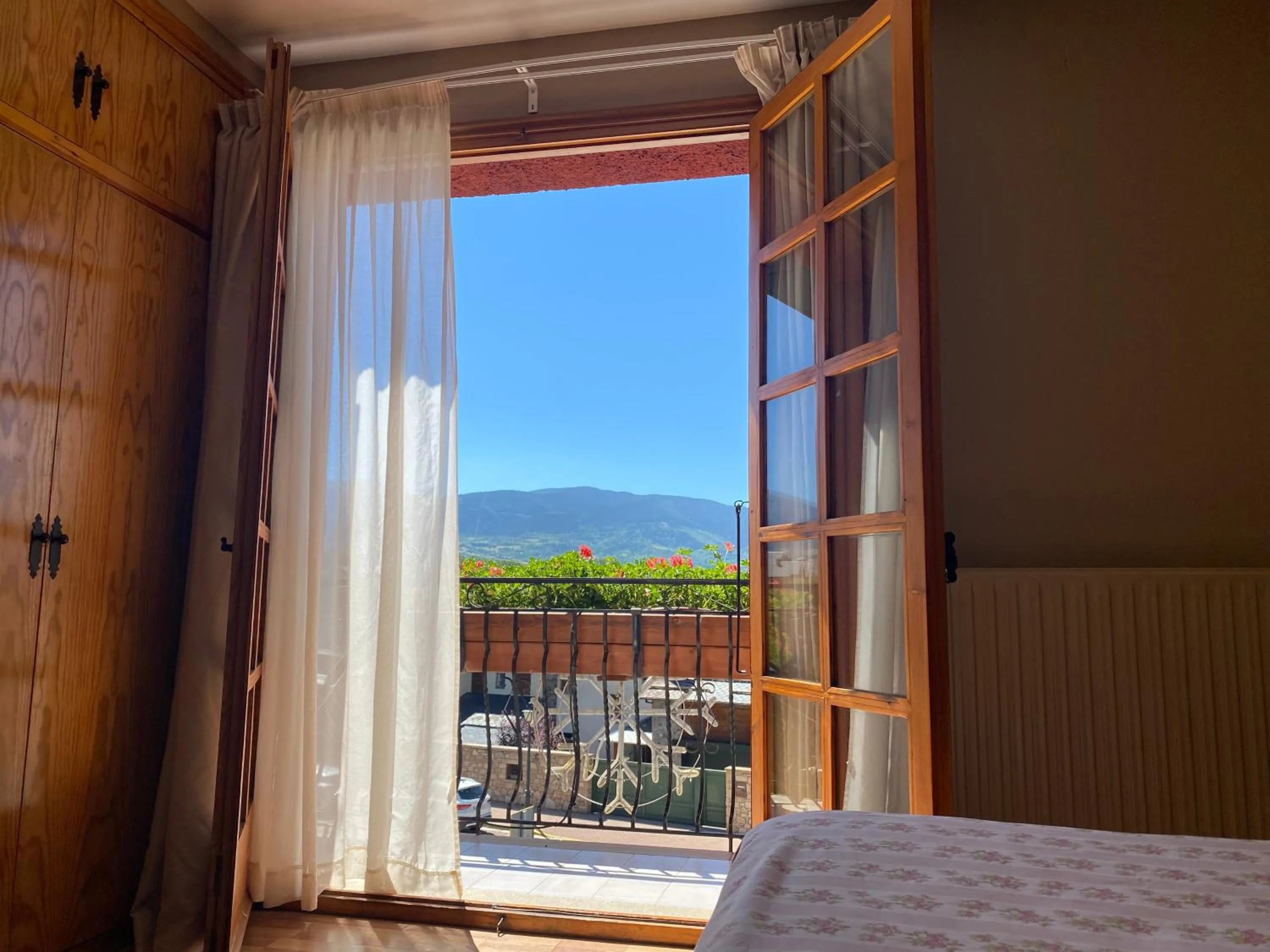 View (from property/room), Bed in Hotel Esquirol