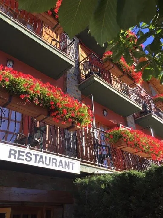 Facade/entrance in Hotel Esquirol