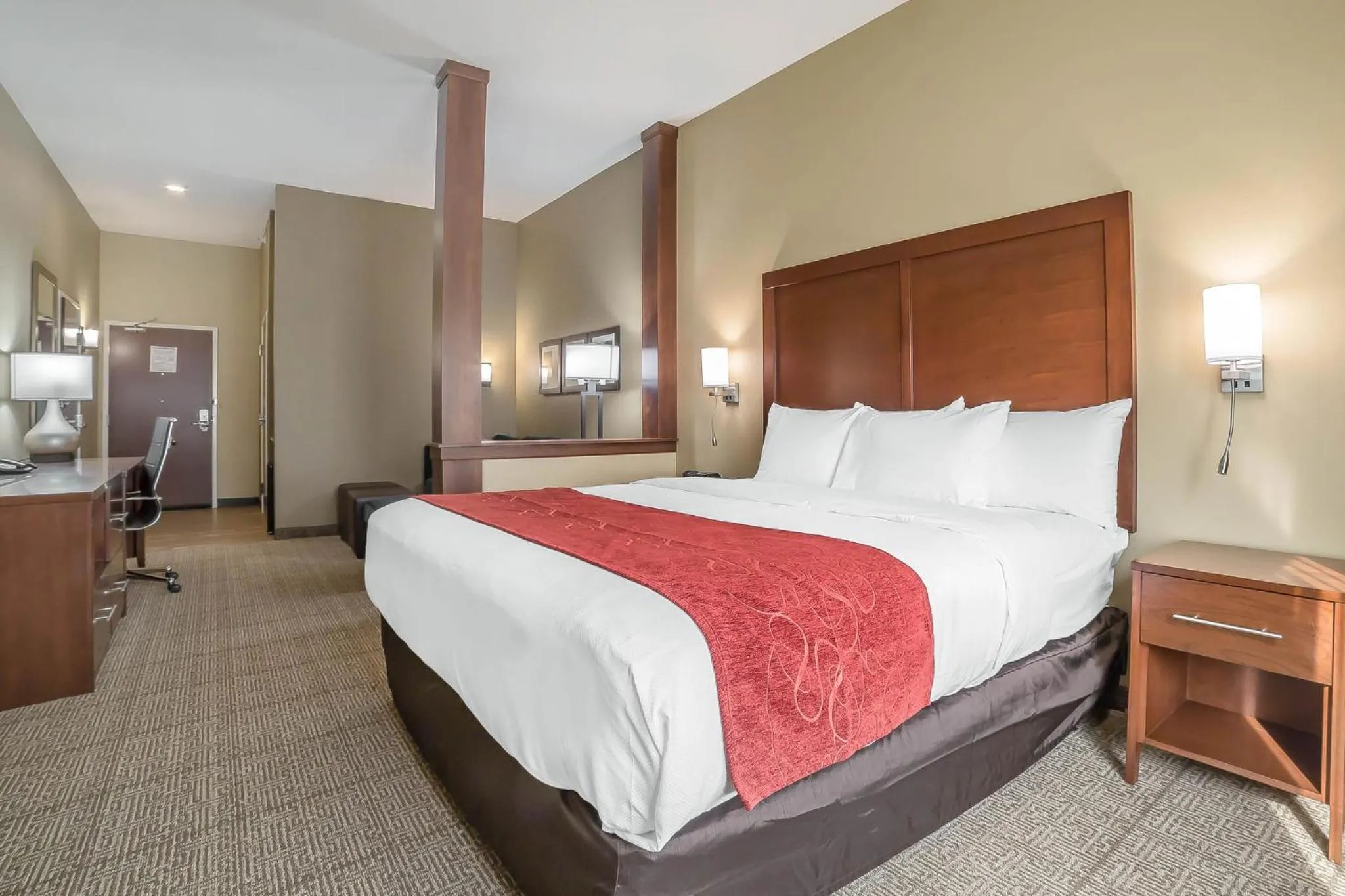 Photo of the whole room, Bed in Comfort Suites Billings