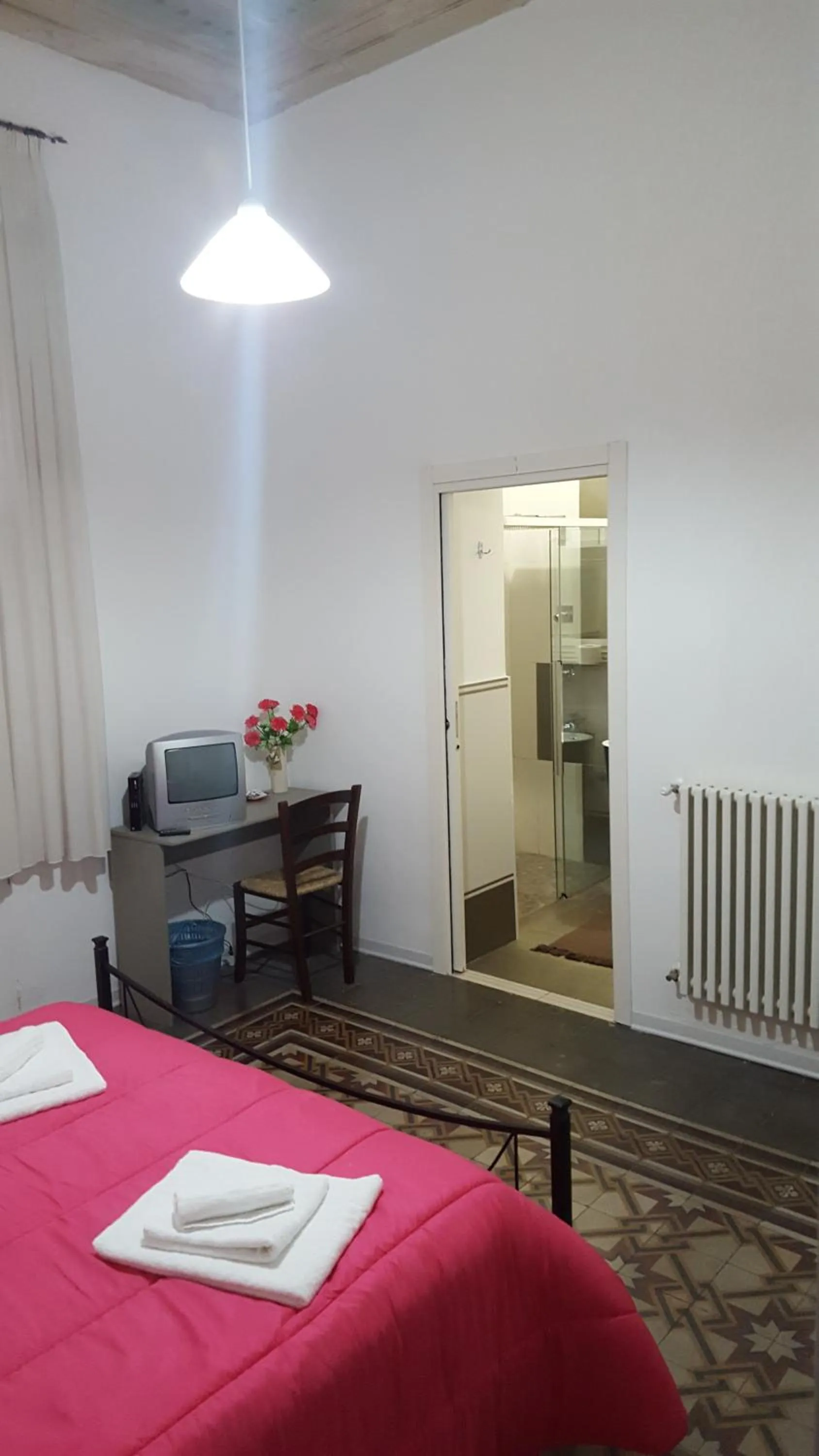 Photo of the whole room, Bed in Rest and Go