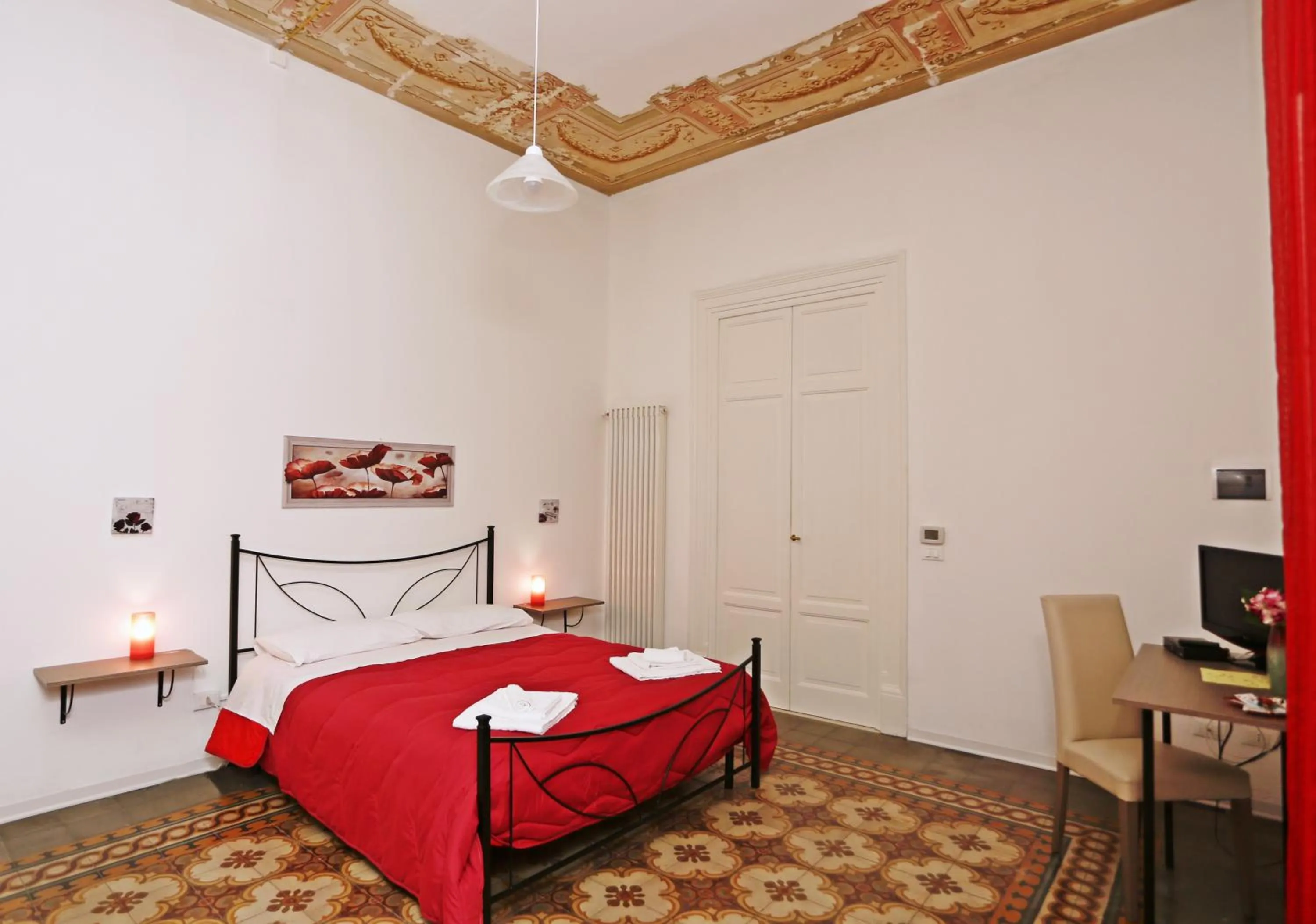 Photo of the whole room, Bed in Rest and Go