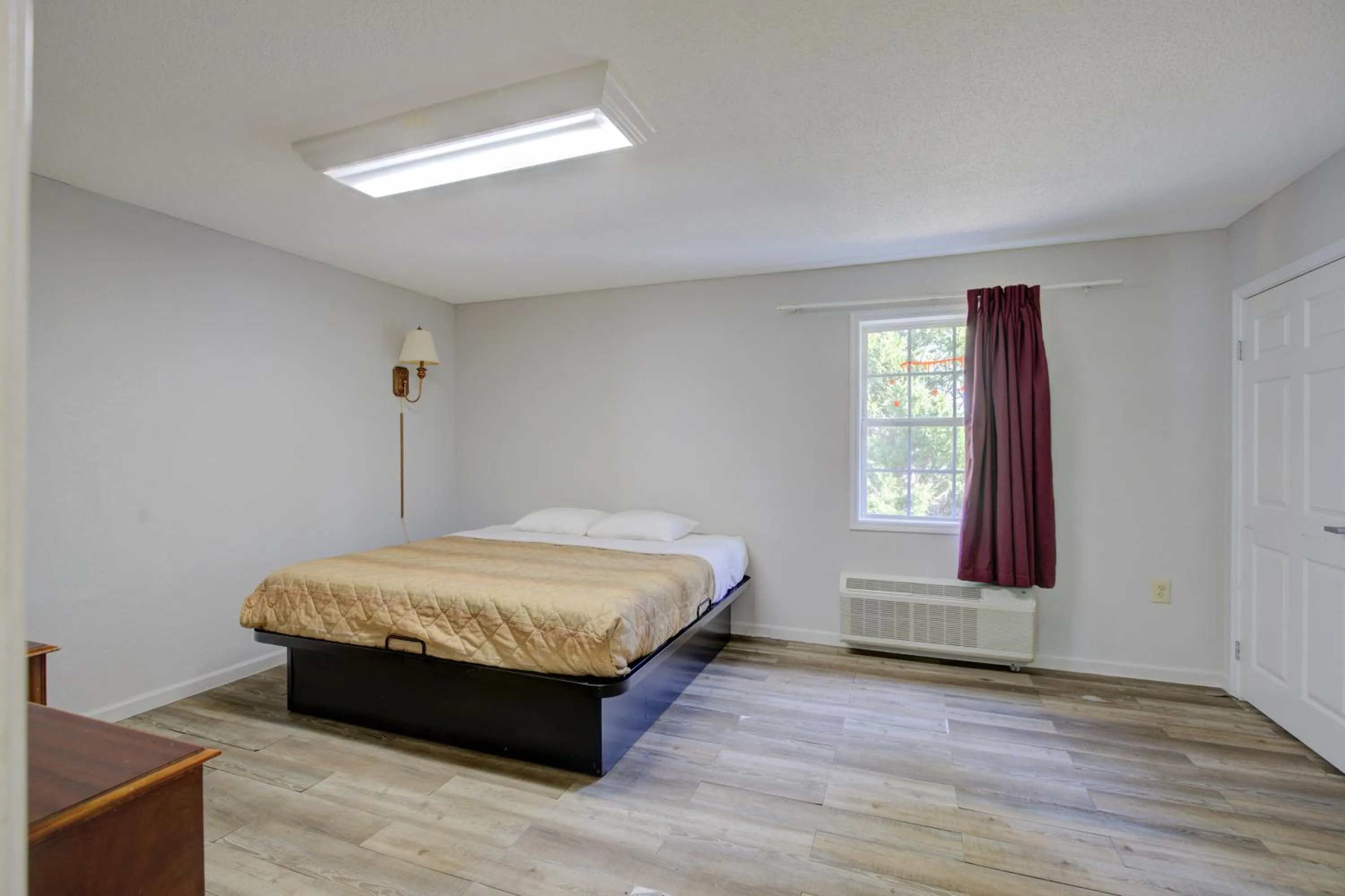 King Bed Smoking in Plantation Inn & Suites Near Locust Grove I 75