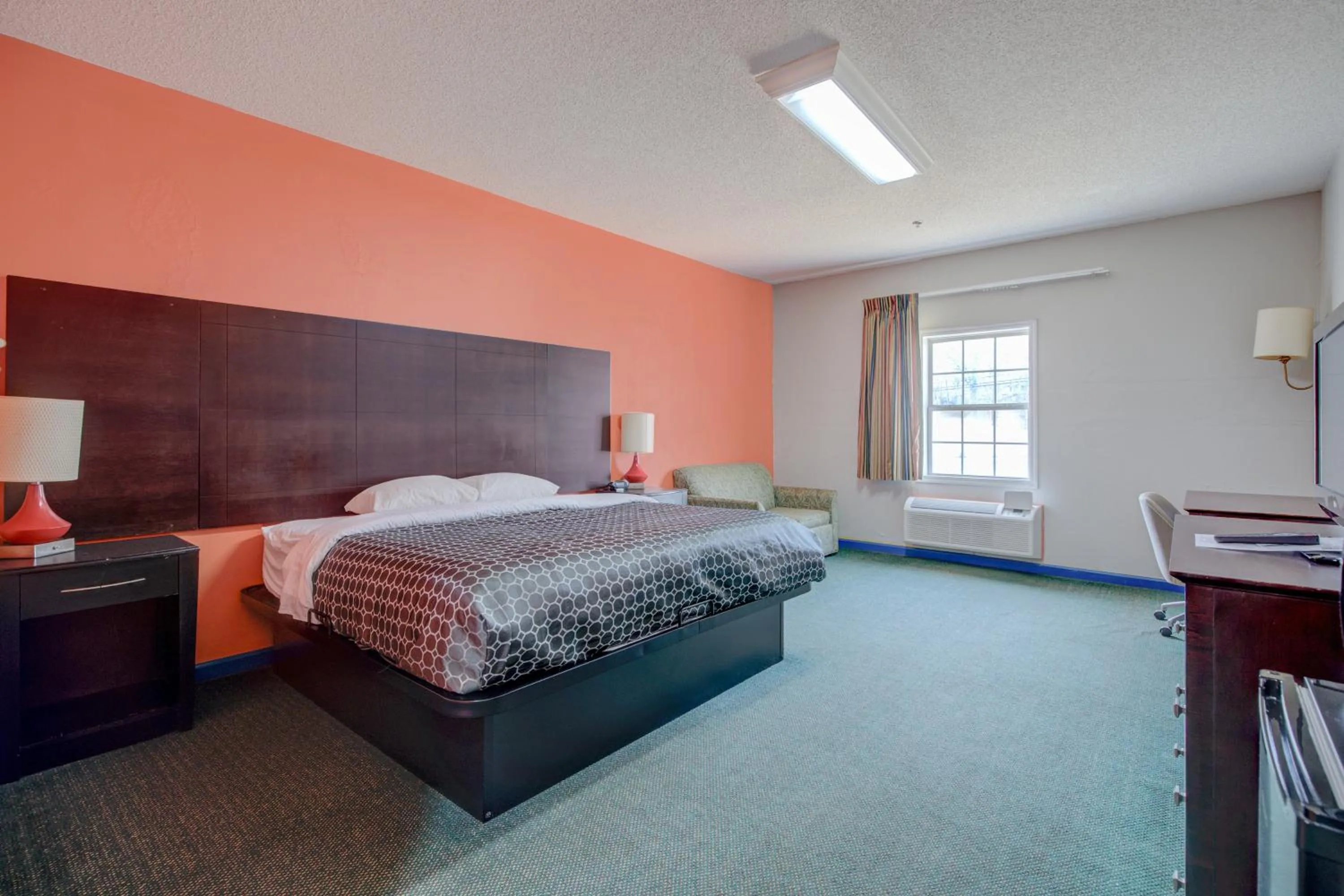 King Bed Non-Smoking in Plantation Inn & Suites Near Locust Grove I 75