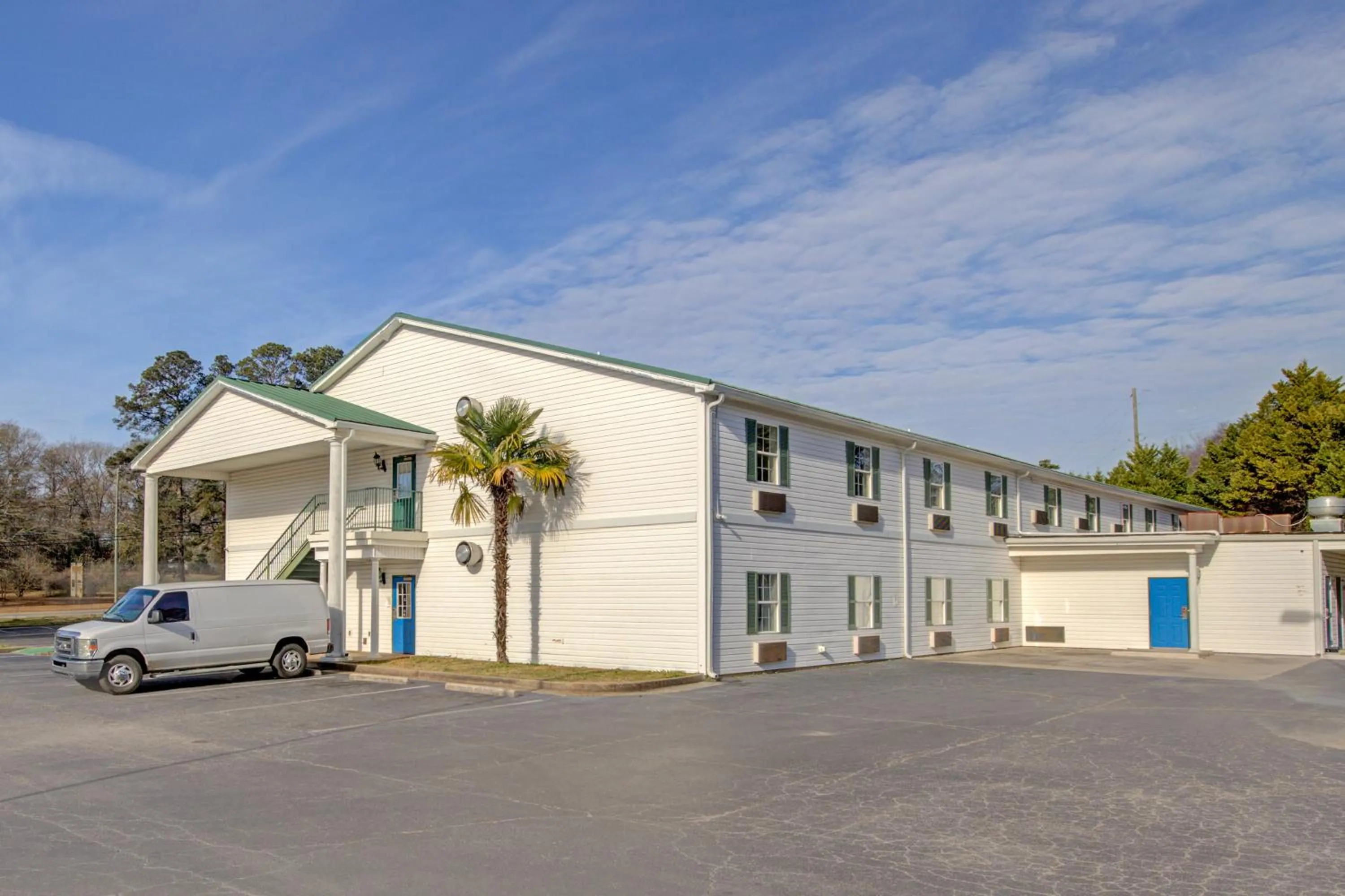 Plantation Inn & Suites Near Locust Grove I 75