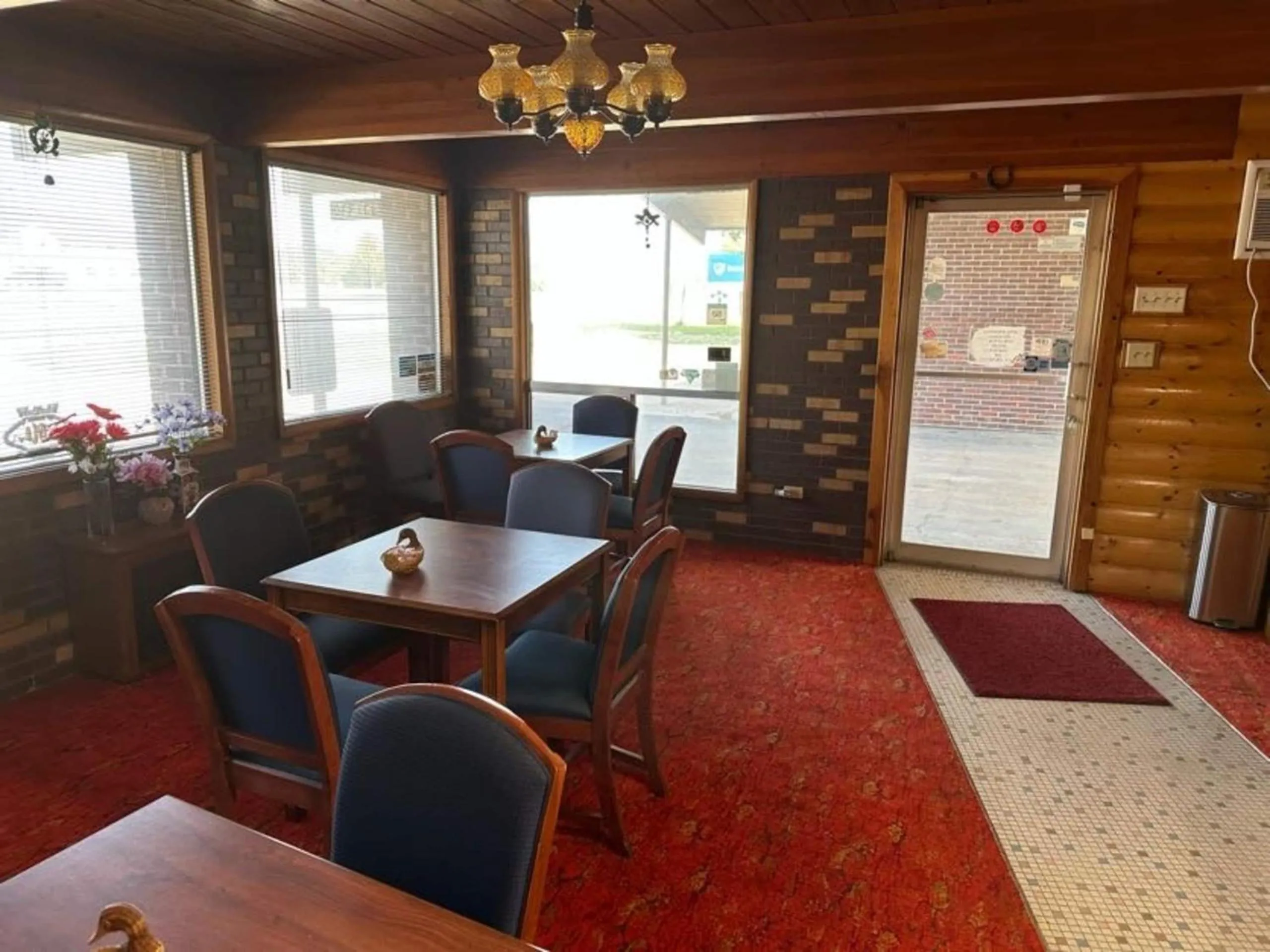 Dining area in Love Hotels Western Holiday by OYO at Harlan Lake NE