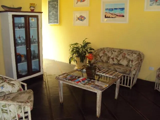Communal lounge/ TV room in Pousada Refugio Port Sahy