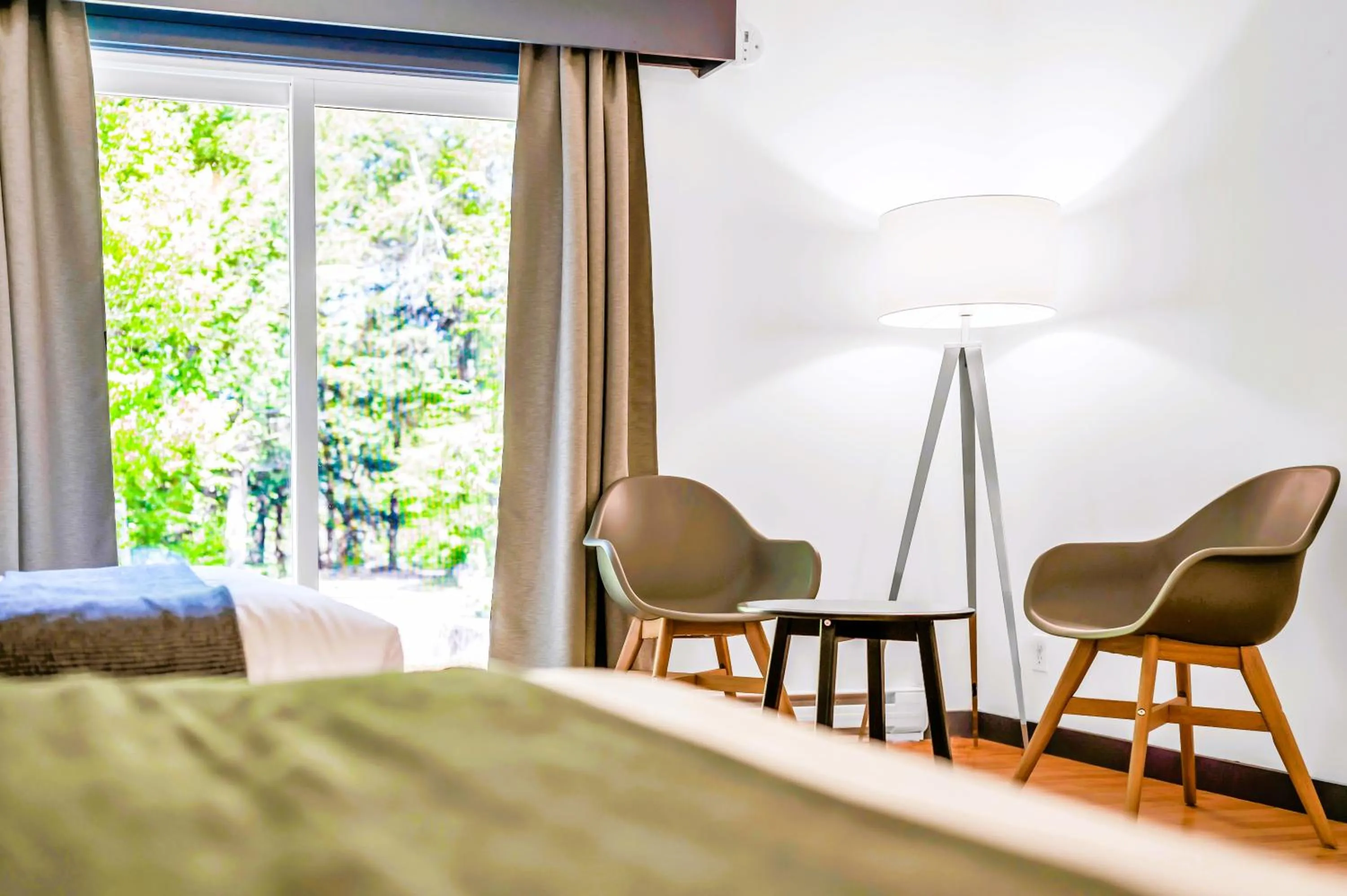 Seating area in Mersey River Chalets a nature retreat