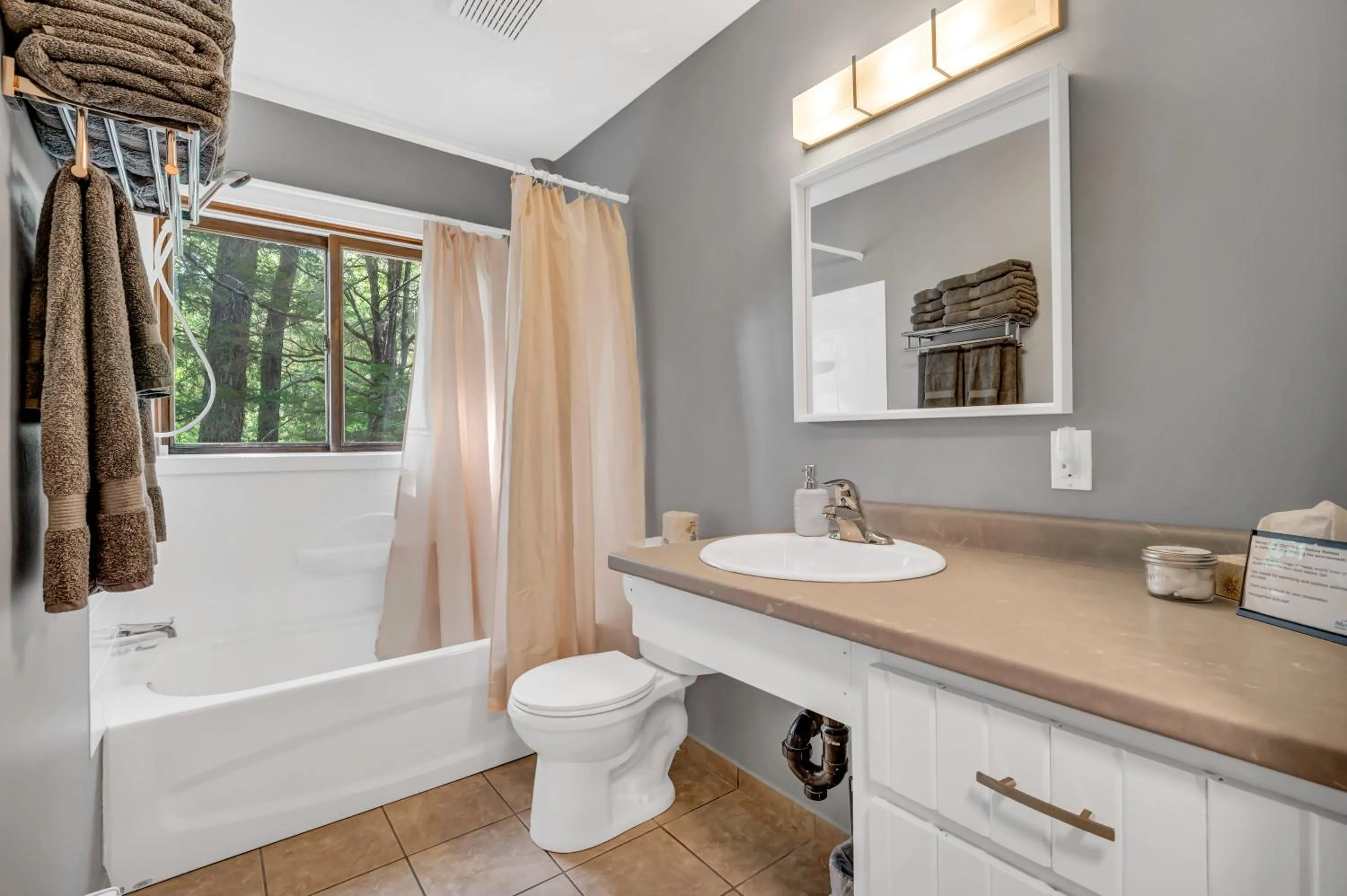 Bathroom in Mersey River Chalets a nature retreat