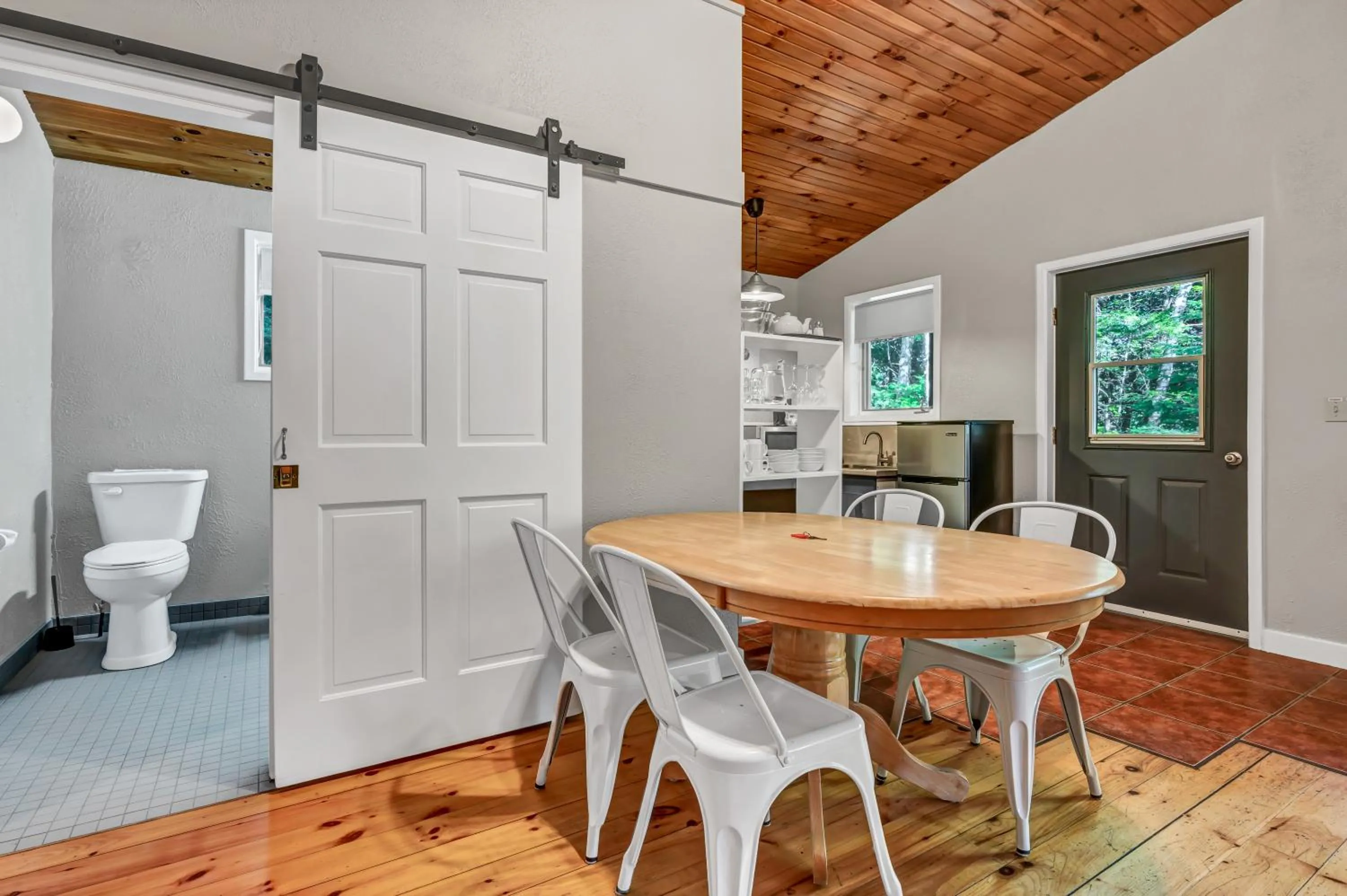 Dining area in Mersey River Chalets a nature retreat