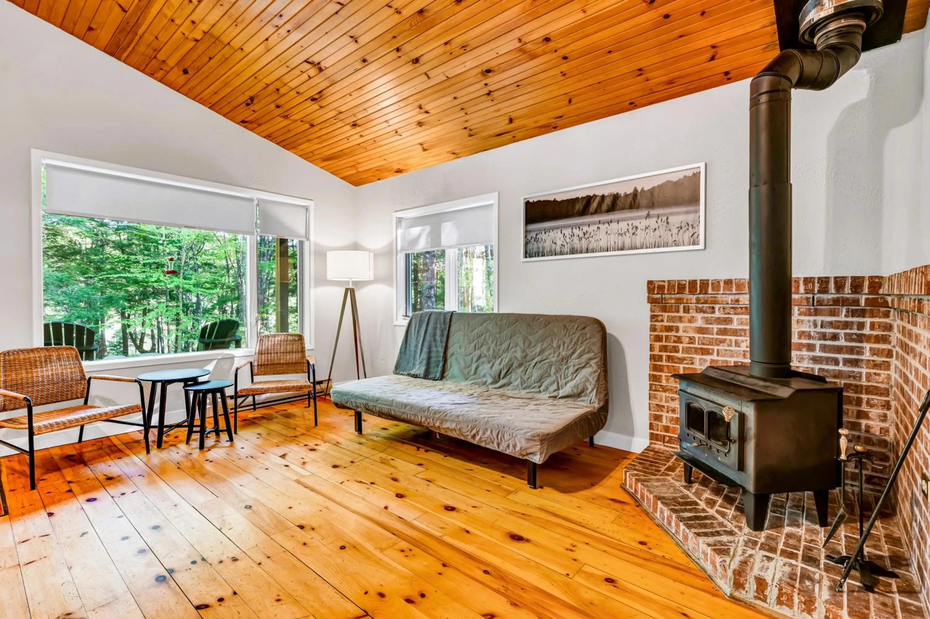 Living room, Bed in Mersey River Chalets a nature retreat