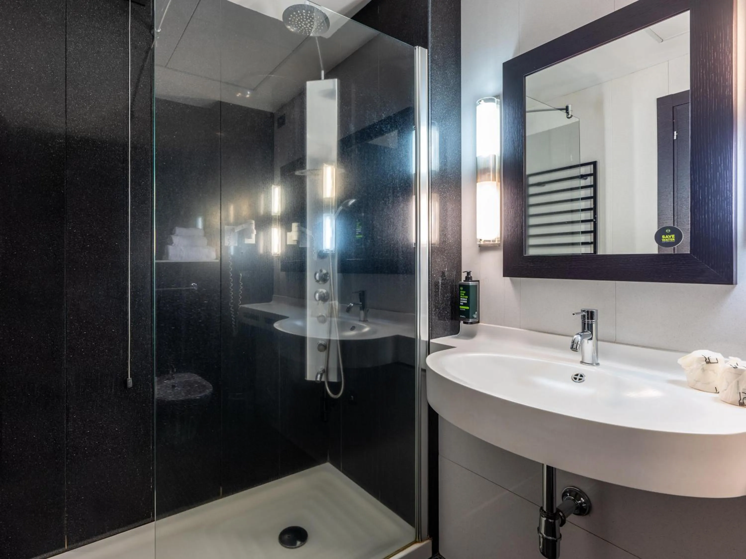 Bathroom in B&B Hotel Borgaro Torinese