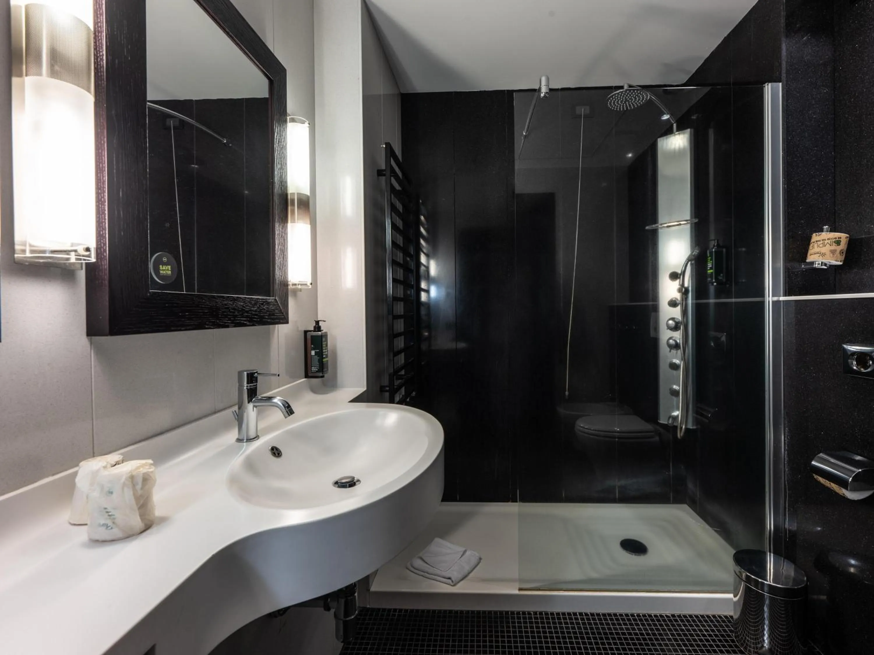 Bathroom in B&B Hotel Borgaro Torinese