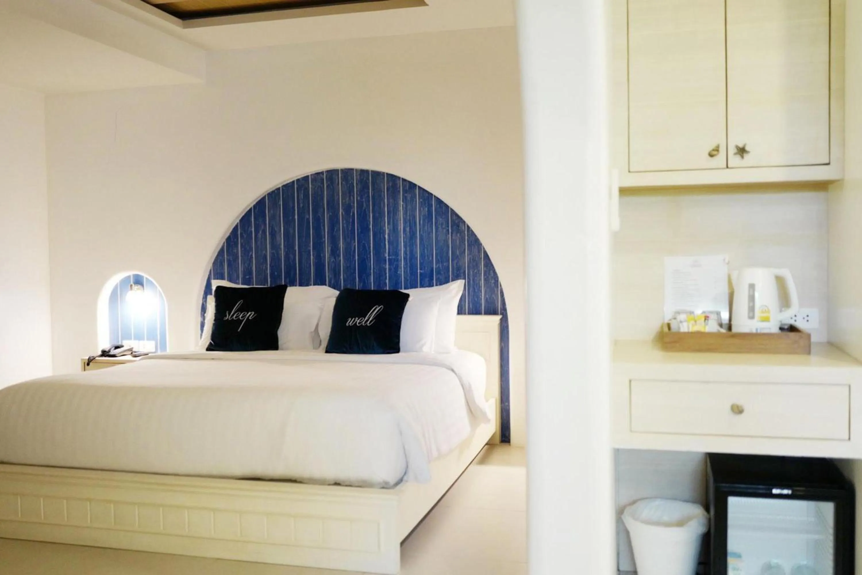 Photo of the whole room, Bed in Costa Village Bangsaray