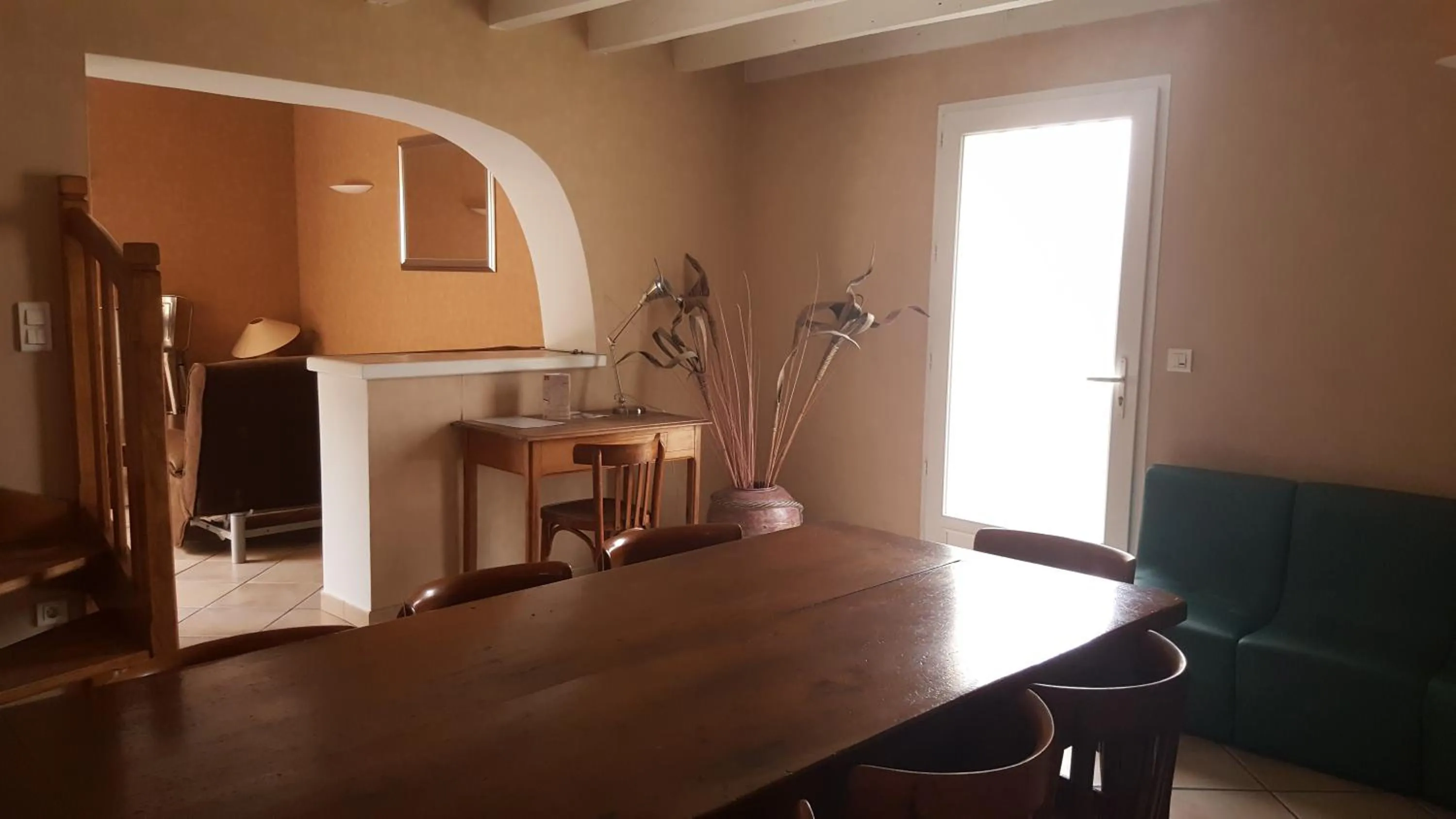 Property building in Cafe de Paris