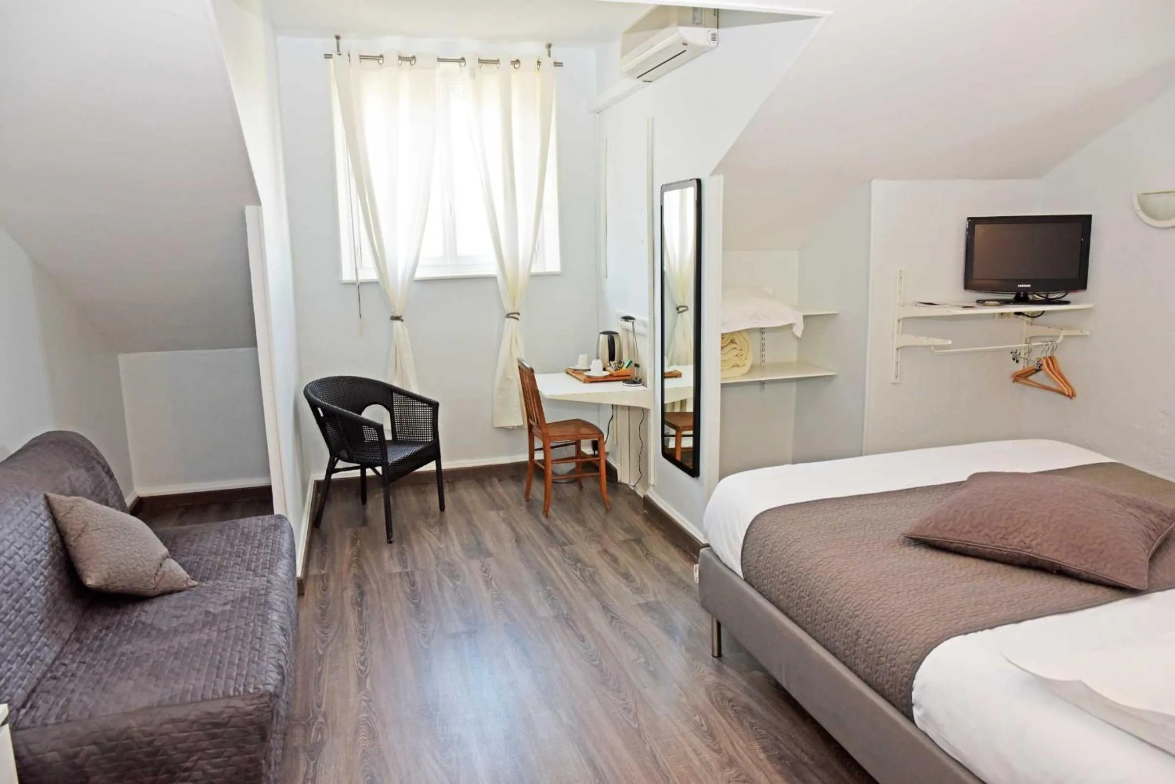 Bed in Cafe de Paris