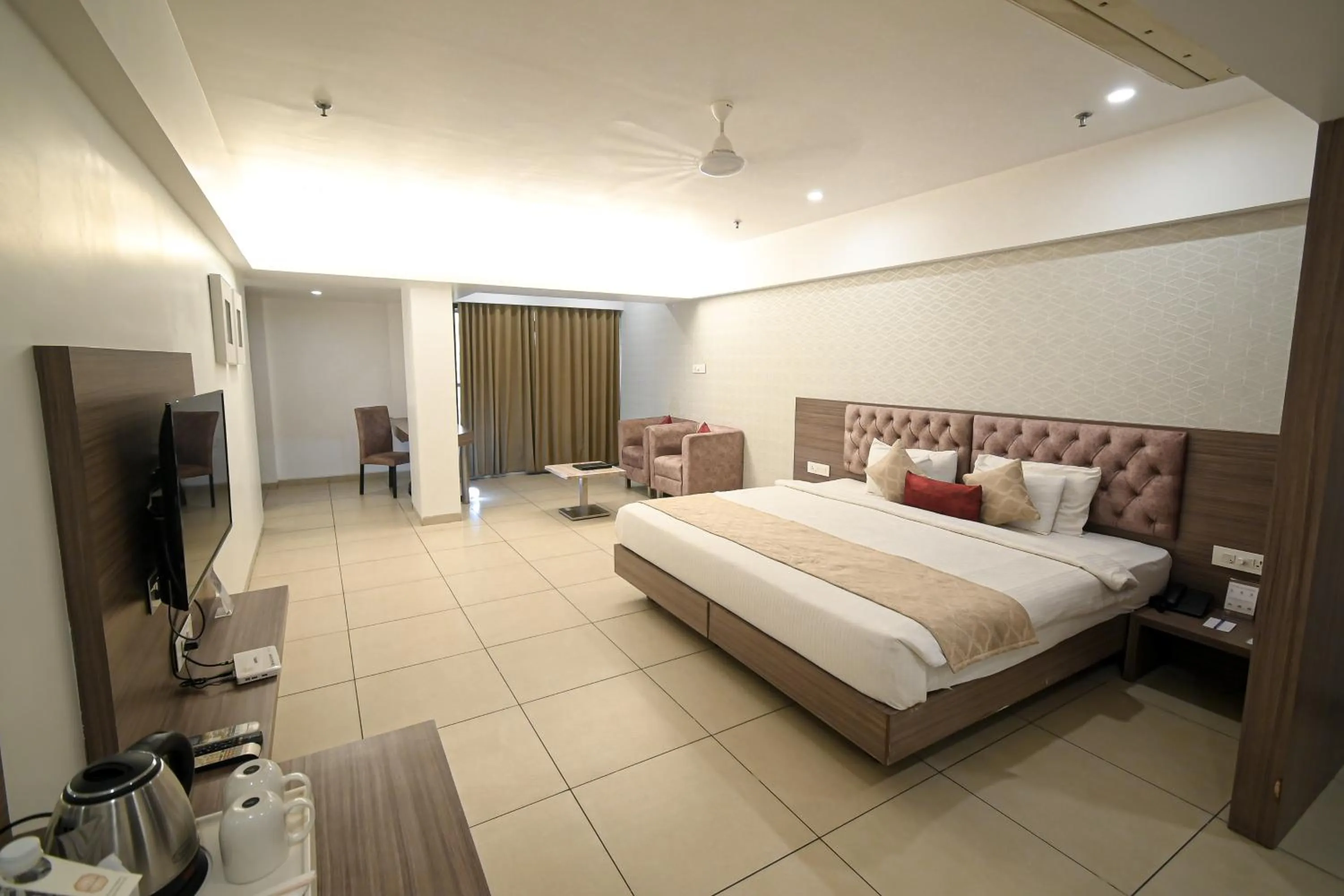 Bed in Hotel Dwarkamai